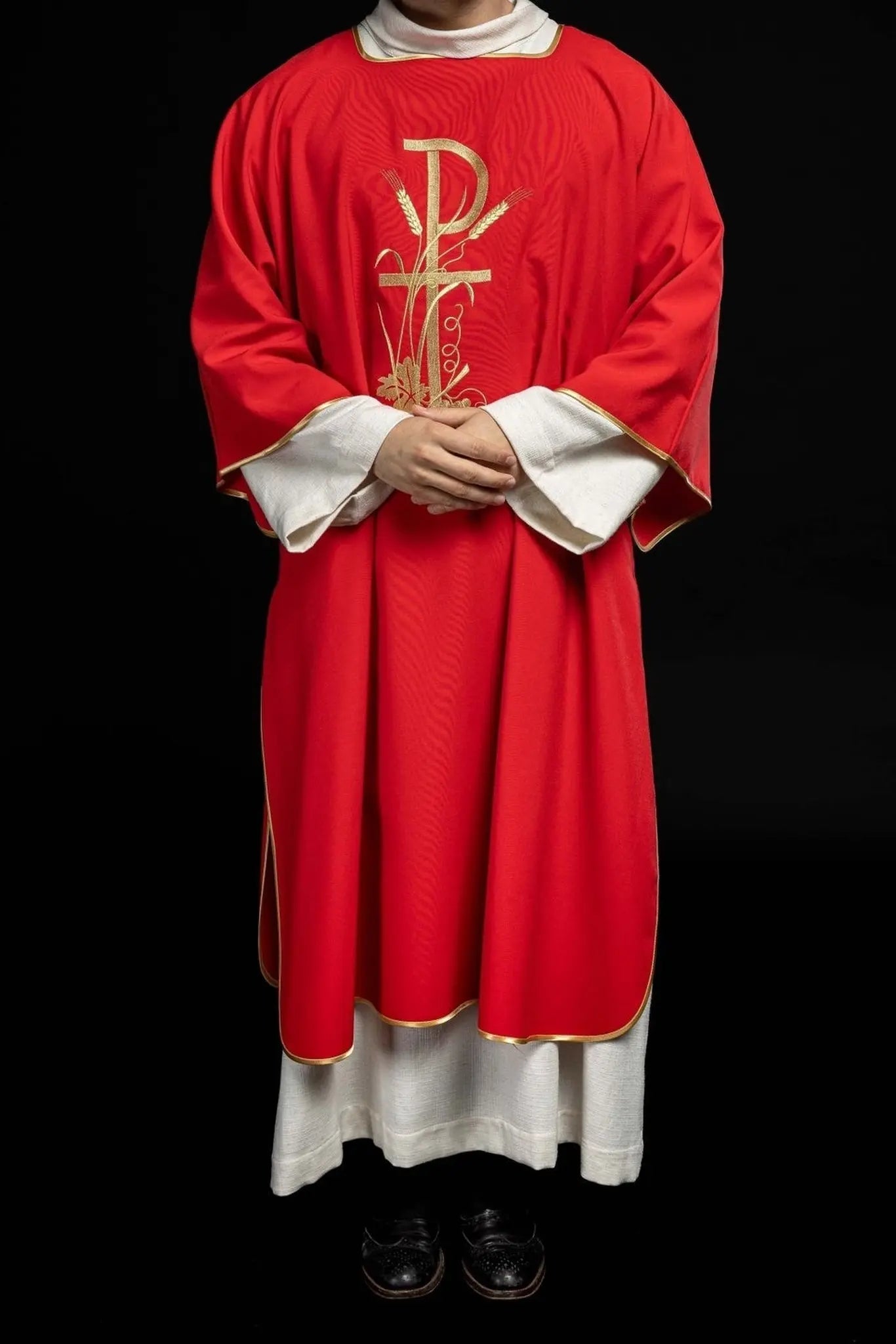 Dalmatica roja con bordado de cruz Pax dorada
