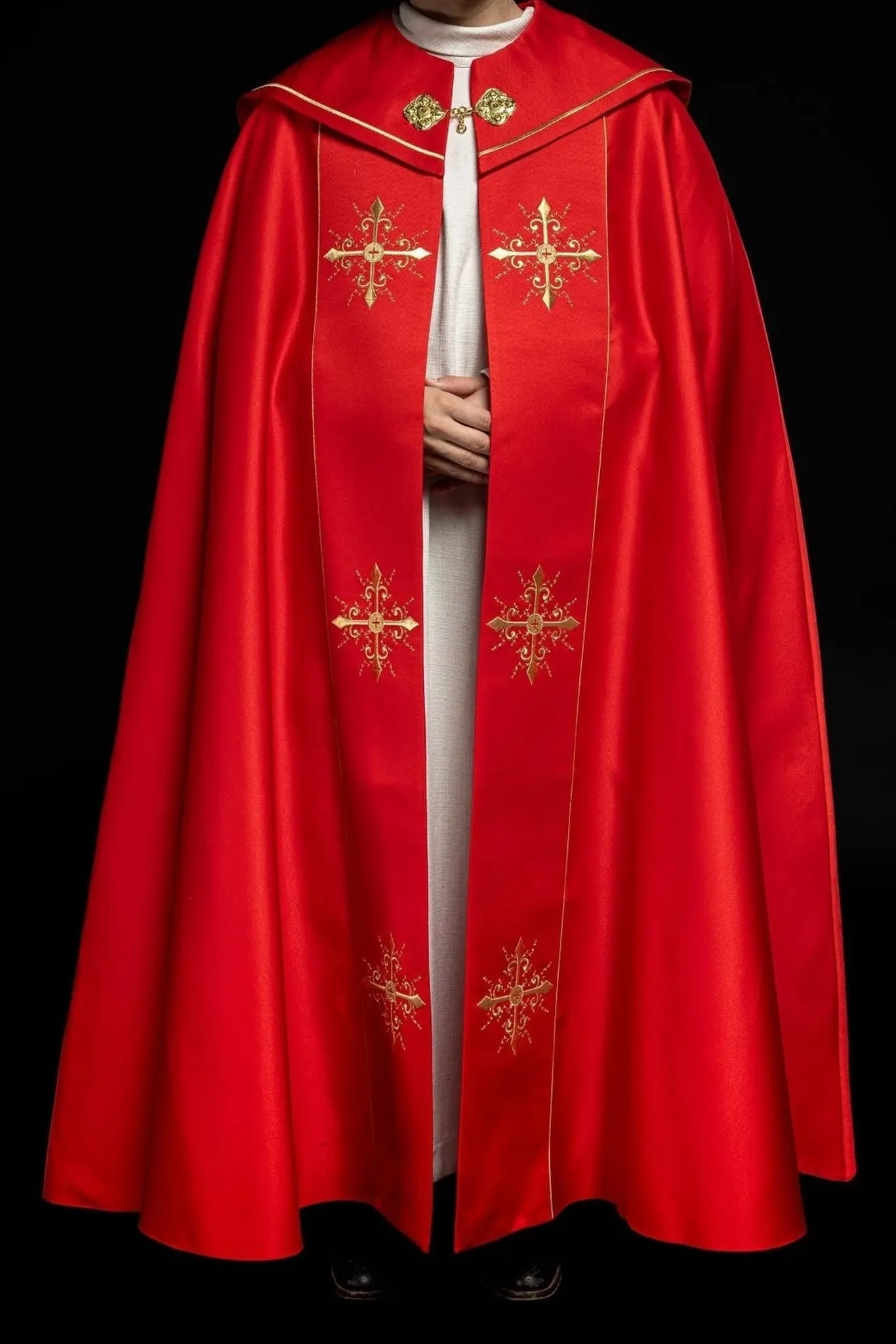 Capa litúrgica roja con bordado de cruces doradas