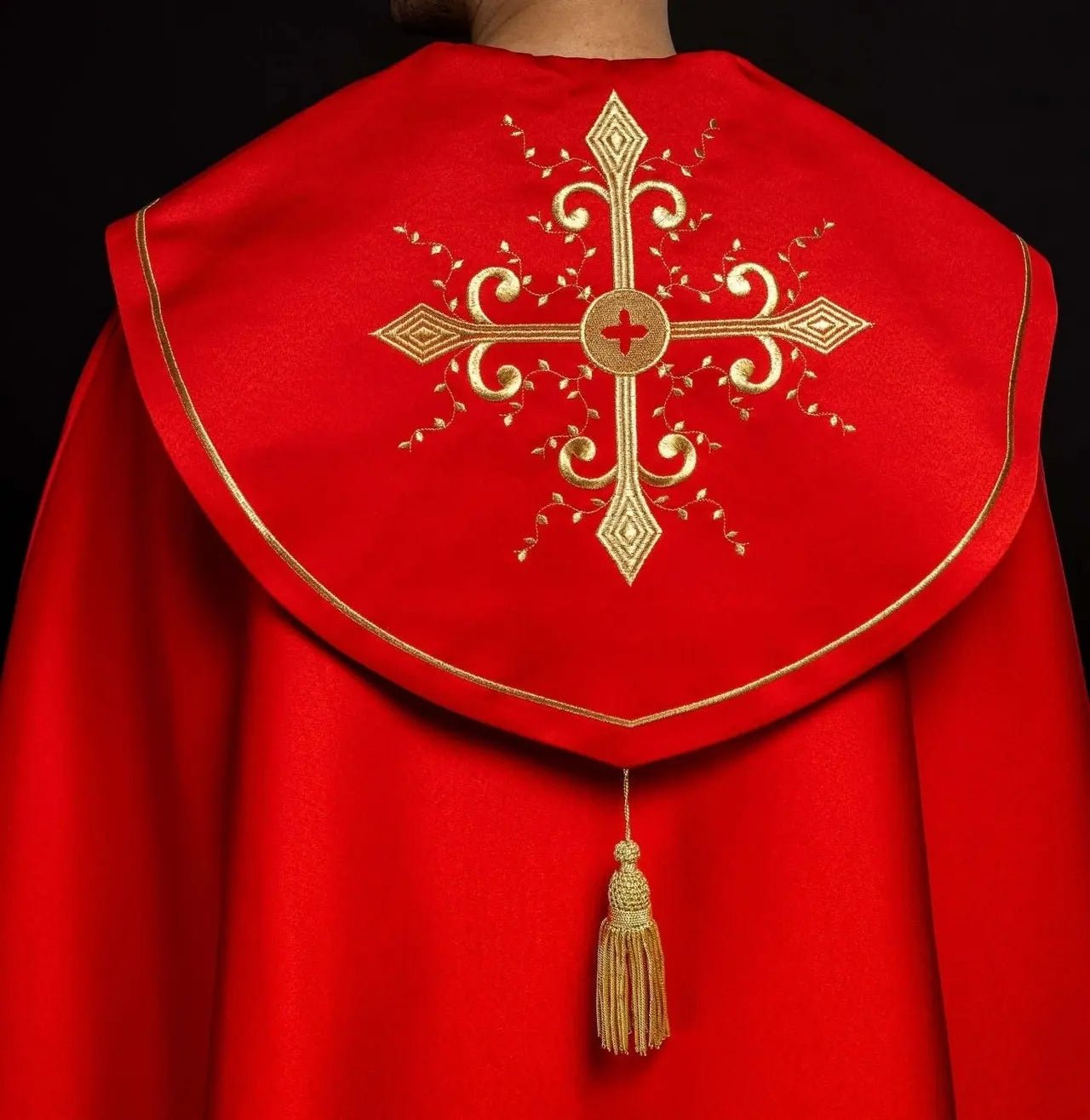 Capa litúrgica roja con bordado de cruces doradas