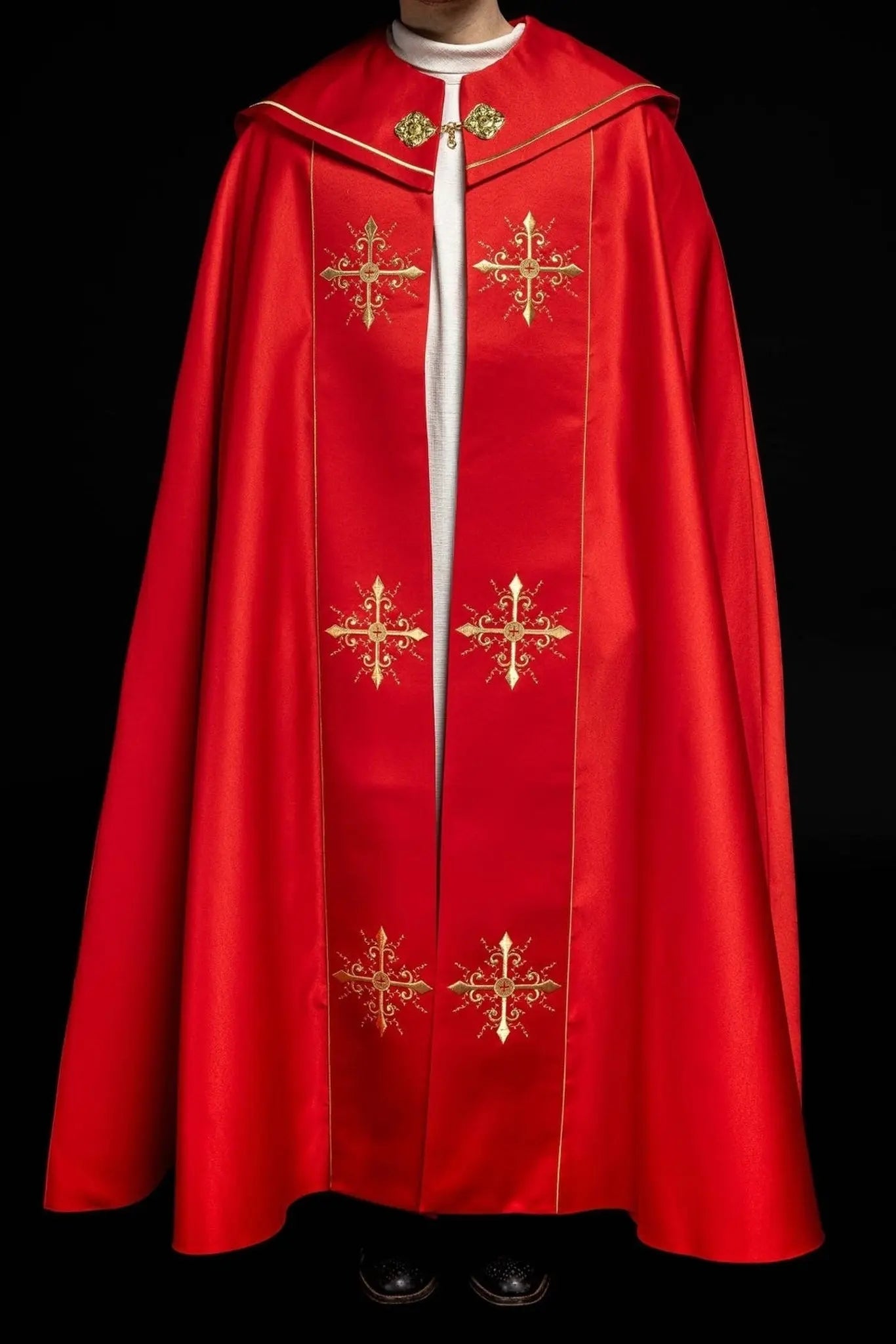 Capa litúrgica roja con bordado de cruces doradas