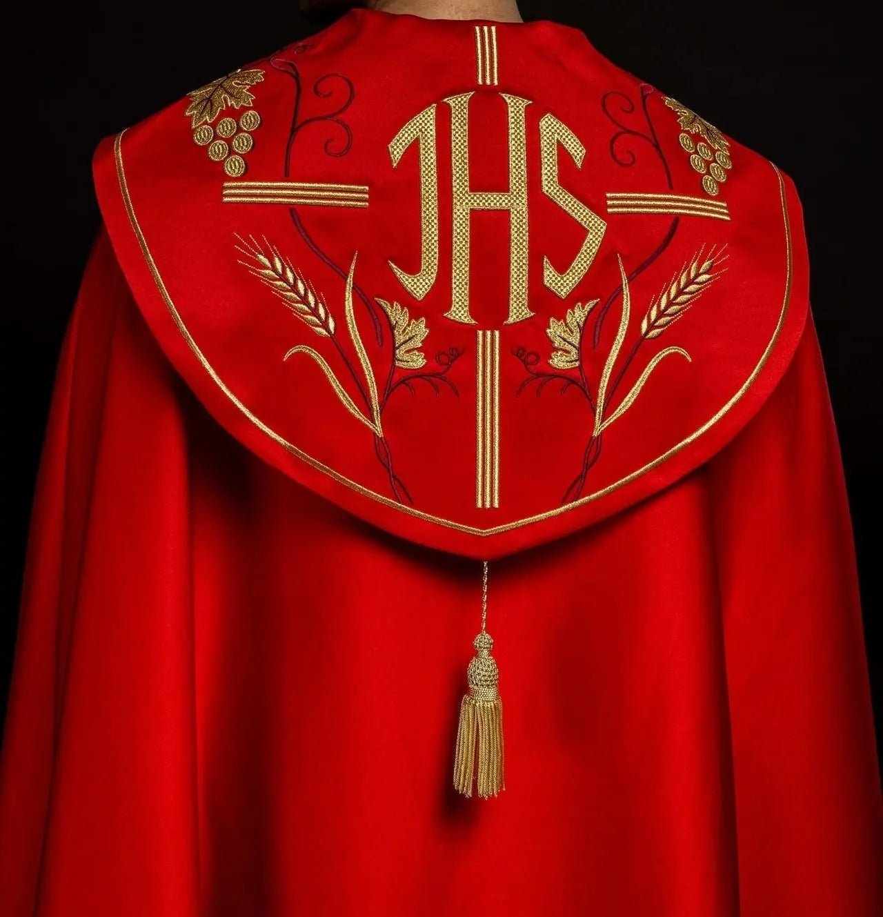 Capilla litúrgica roja con bordado dorado IHS y de uvas