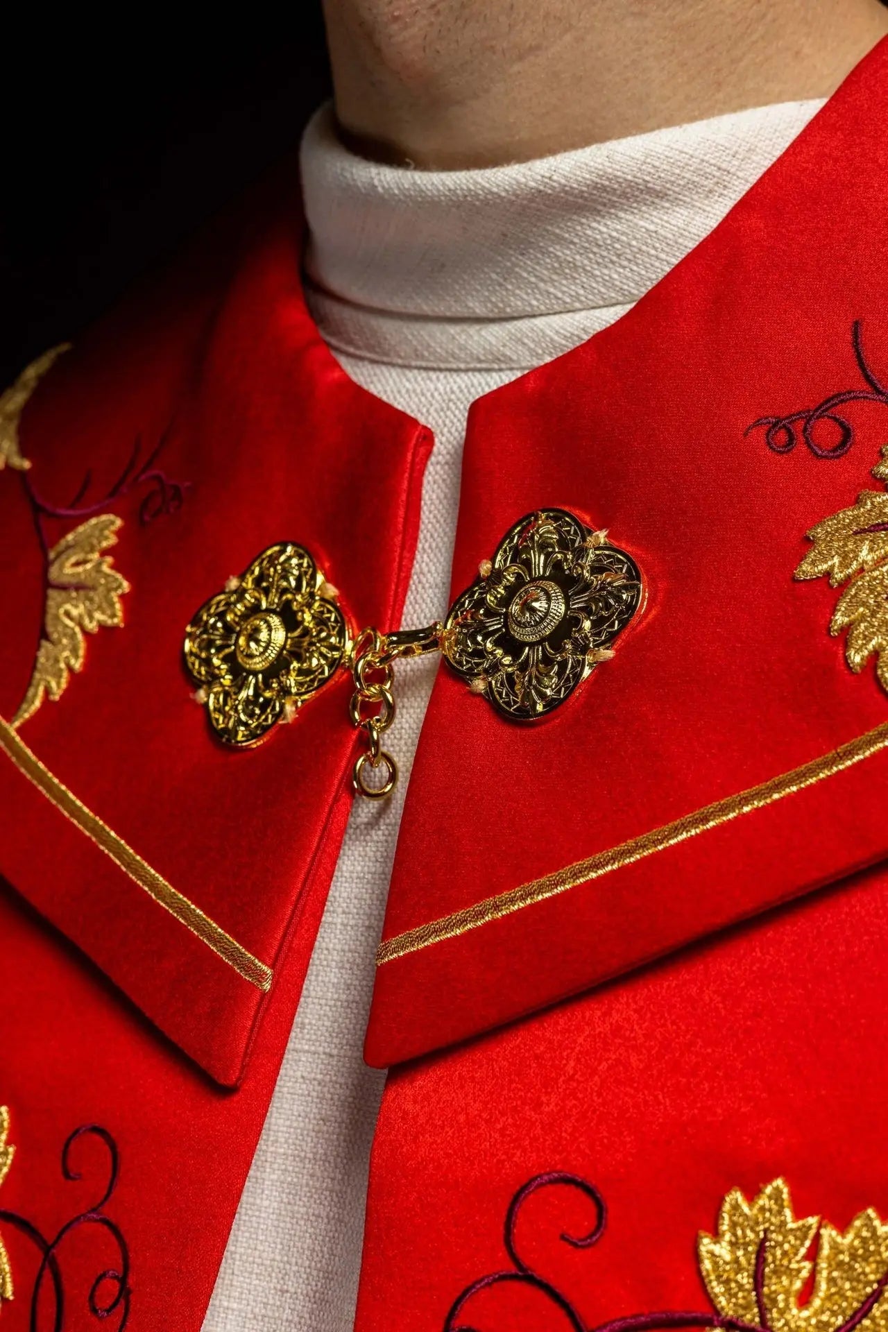 Capilla litúrgica roja con bordado dorado IHS y de uvas