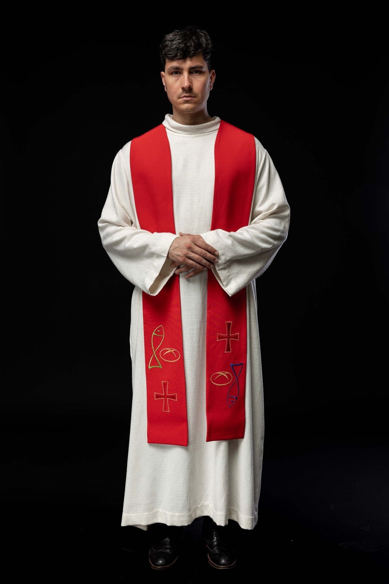 Czerwona stuła kapłańska haftowana z motywem Ryba Chleb Krzyż