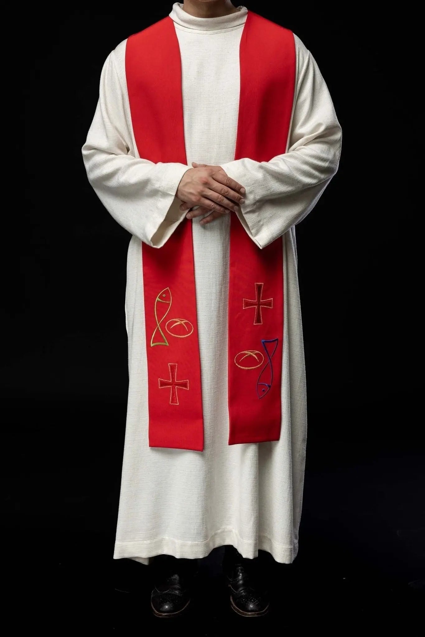 Estola sacerdotal roja bordada con motivo de cruz de pan de pescado