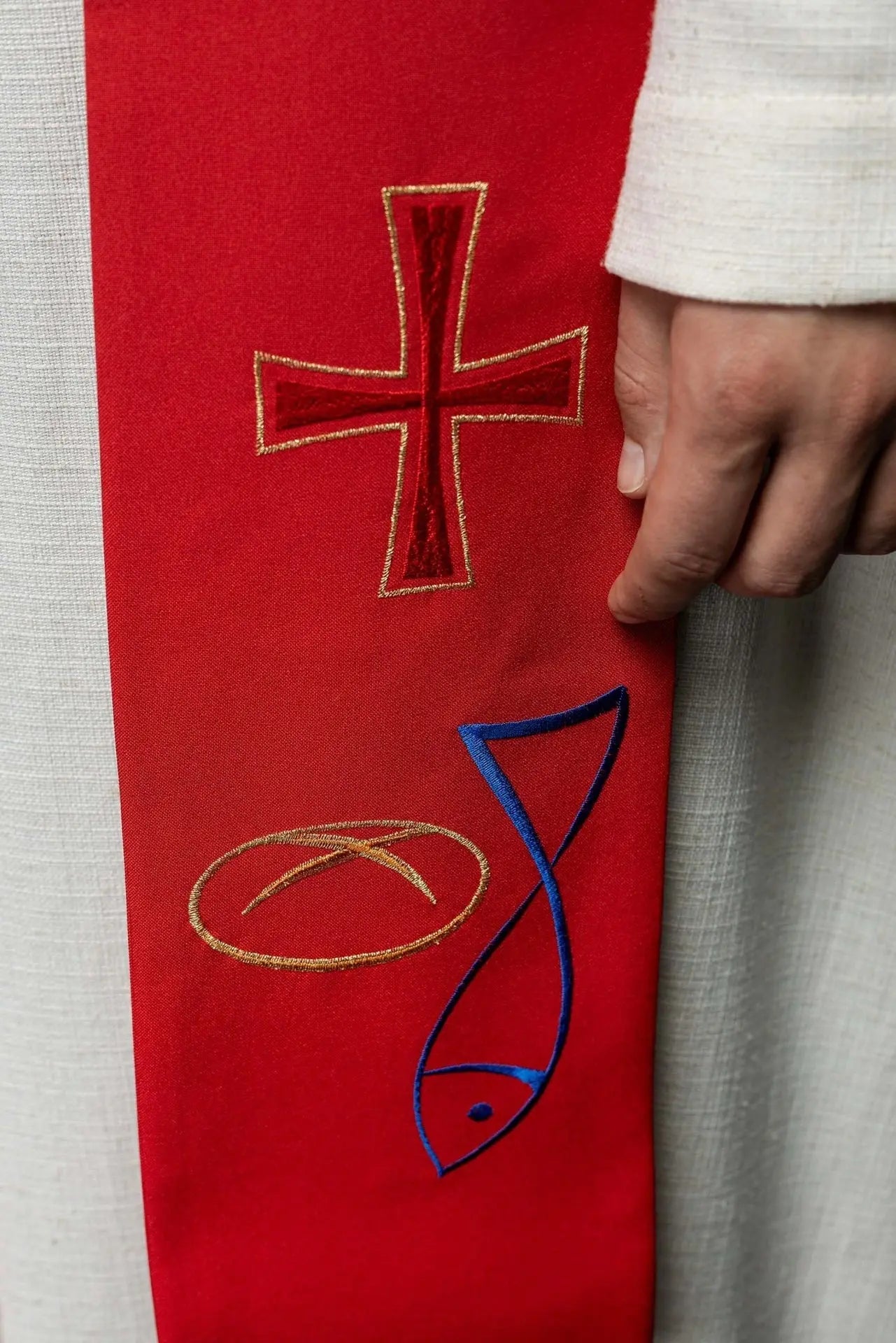 Estola sacerdotal roja bordada con motivo de cruz de pan de pescado