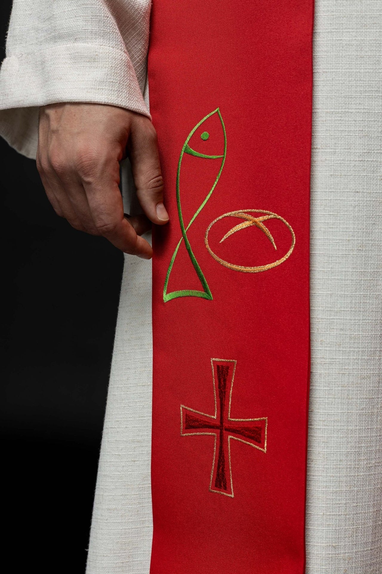 Czerwona stuła kapłańska haftowana z motywem Ryba Chleb Krzyż