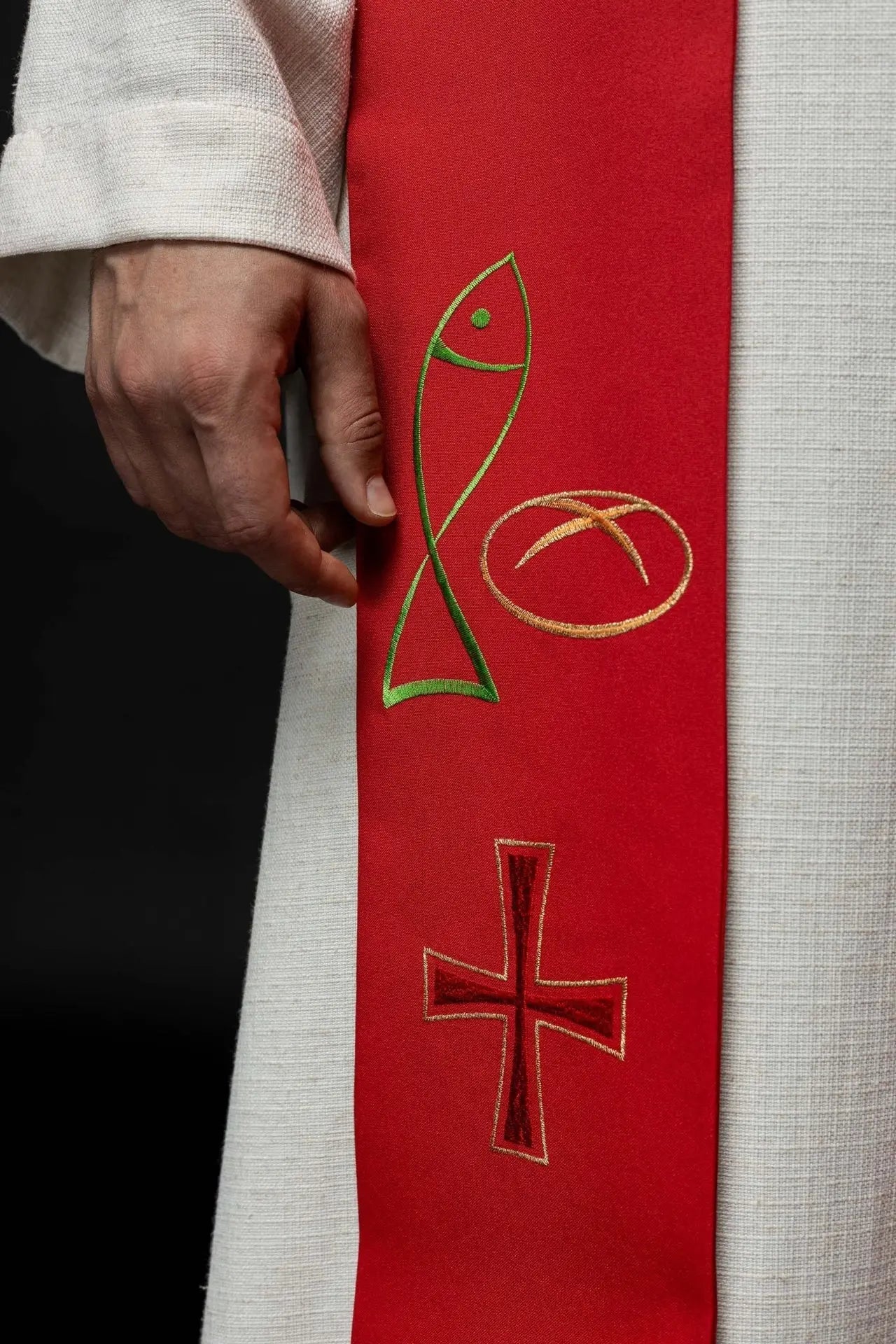 Estola sacerdotal roja bordada con motivo de cruz de pan de pescado