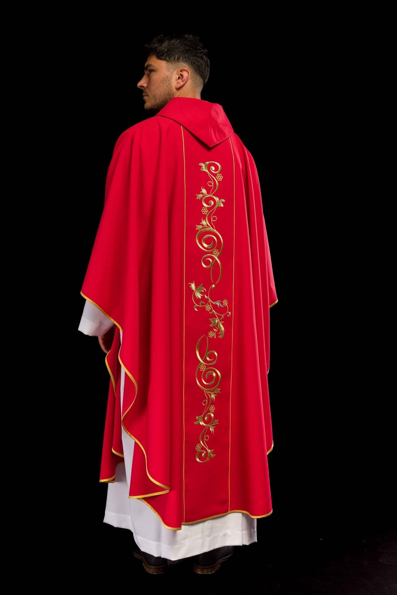 Czerwony ornat haftowany IHS