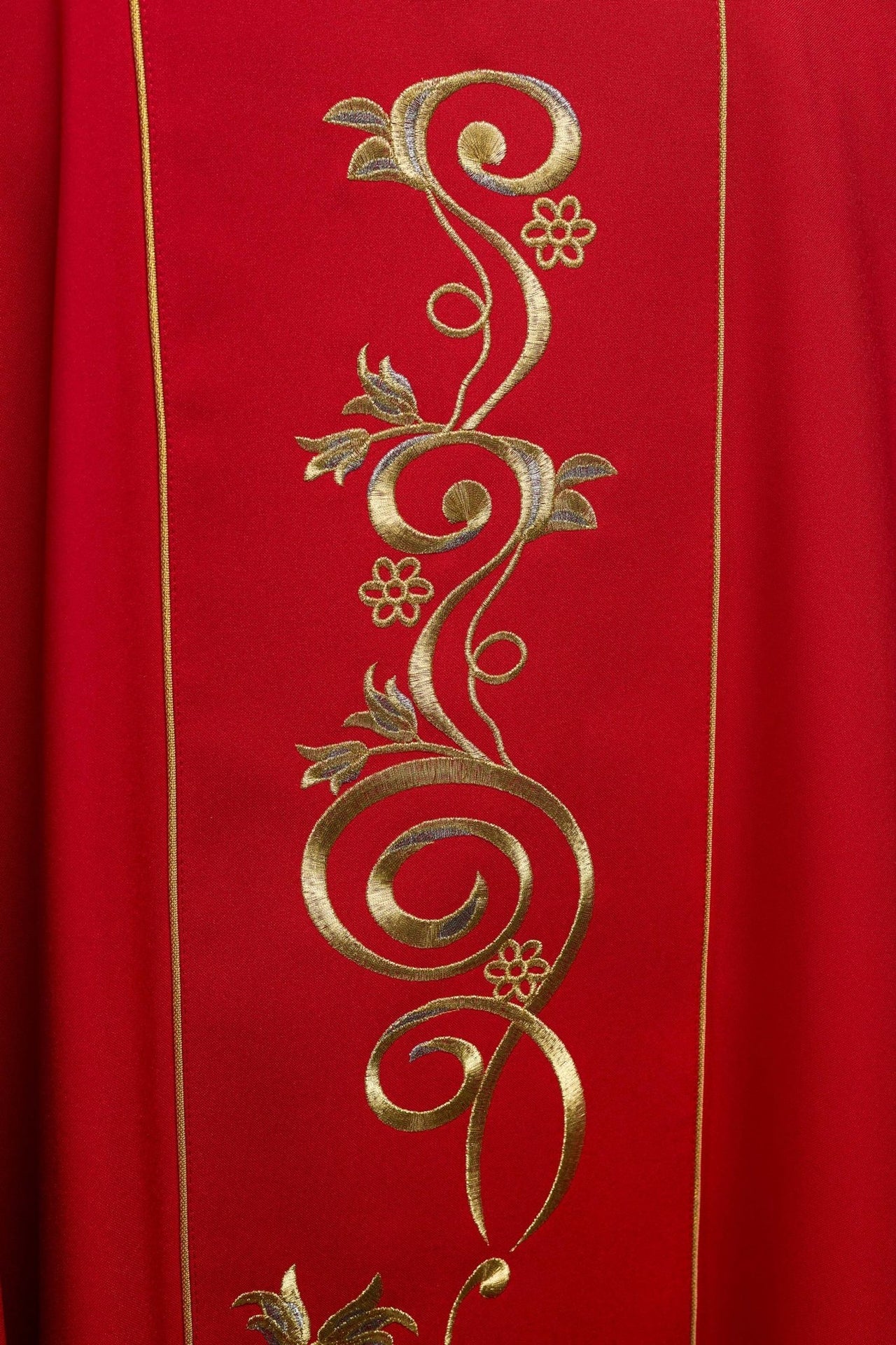 Czerwony ornat haftowany IHS