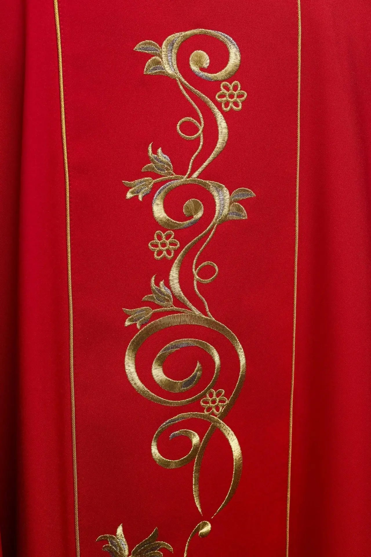 Casulla roja bordada con IHS