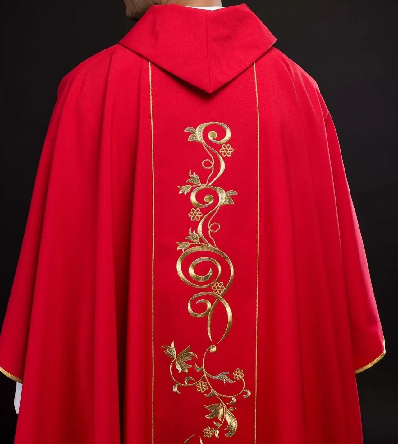 Casulla roja bordada con IHS