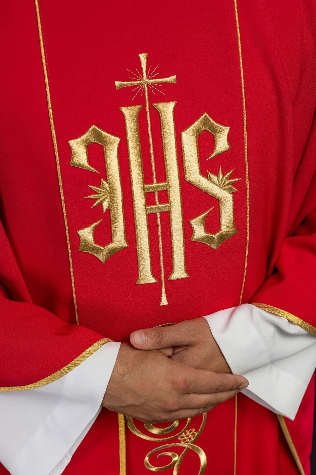 Casulla roja bordada con IHS