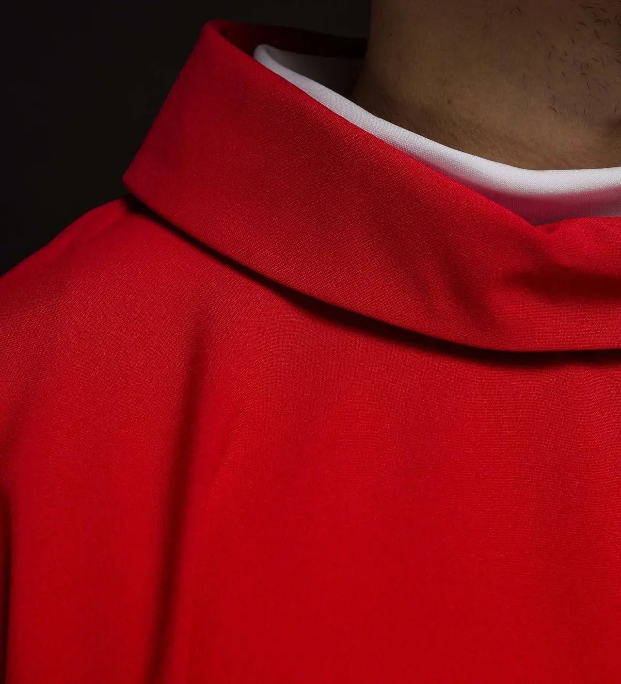 Casulla roja bordada con motivo de cruz