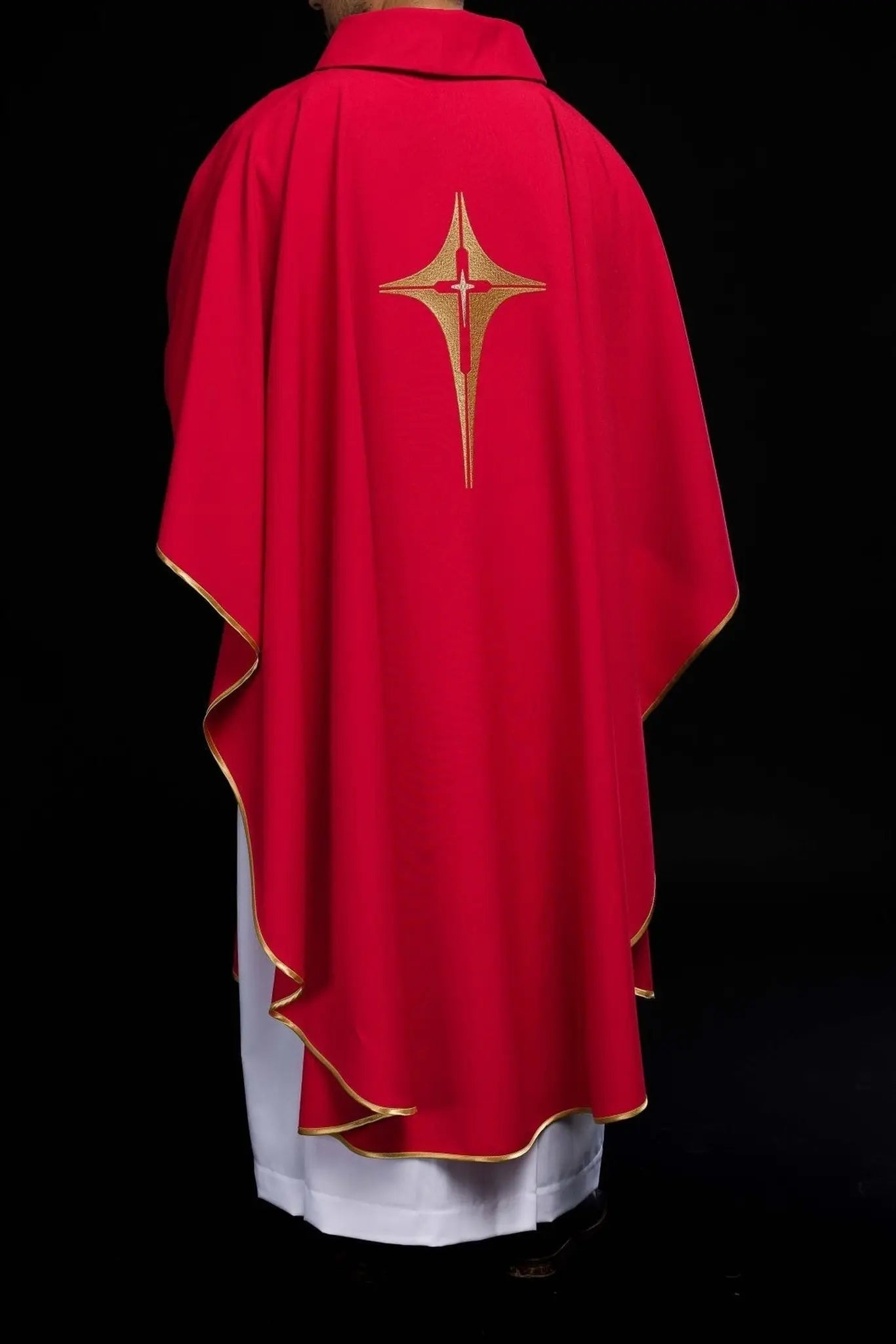 Casulla roja bordada con motivo de cruz