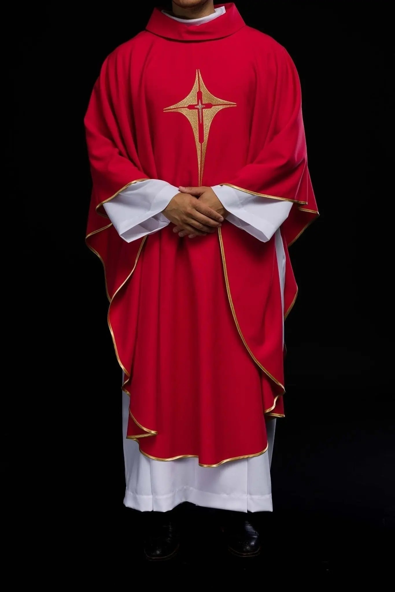 Casulla roja bordada con motivo de cruz