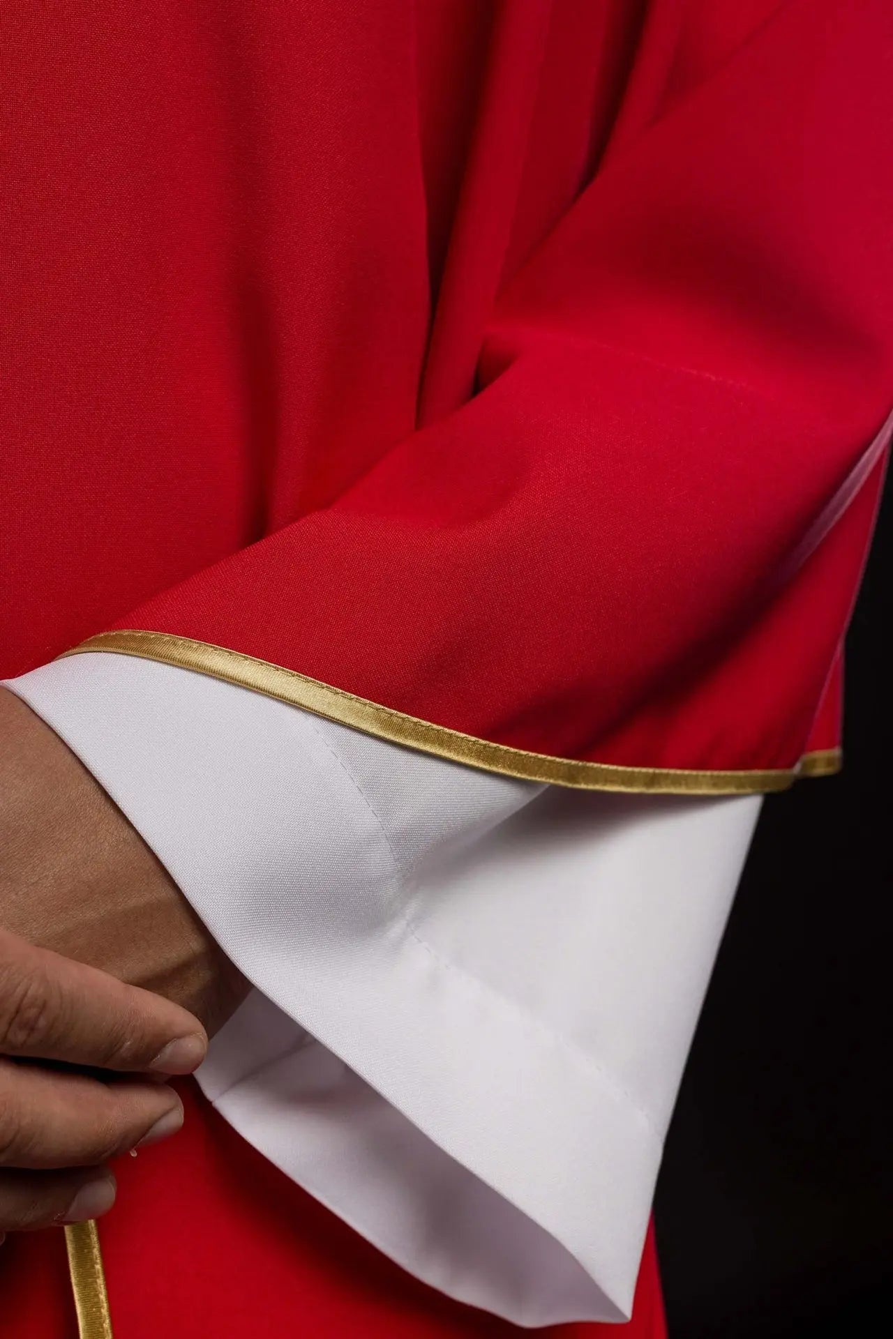 Casulla roja bordada con motivo de cruz