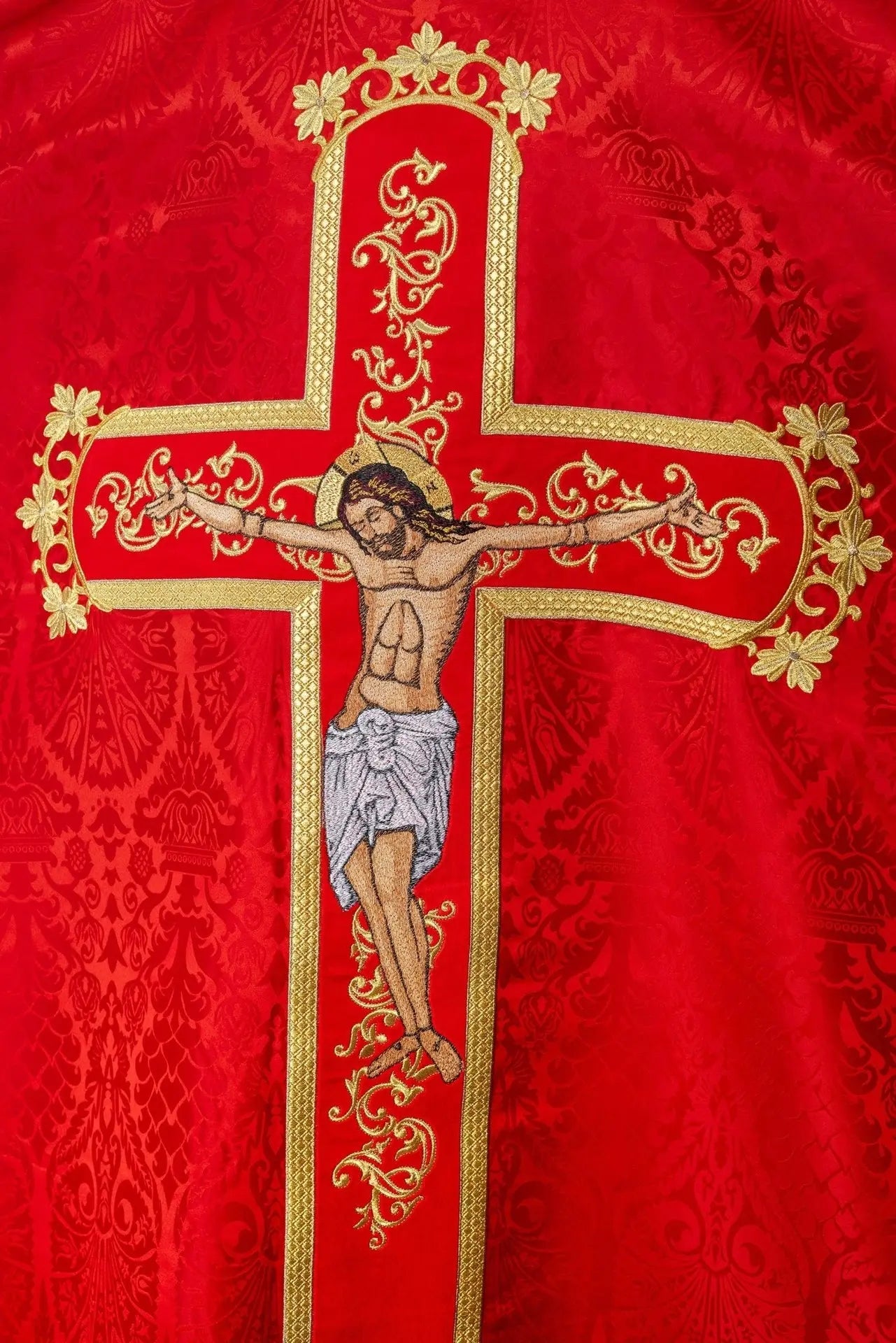Casulla roja bordada con el patrón de Jesucristo