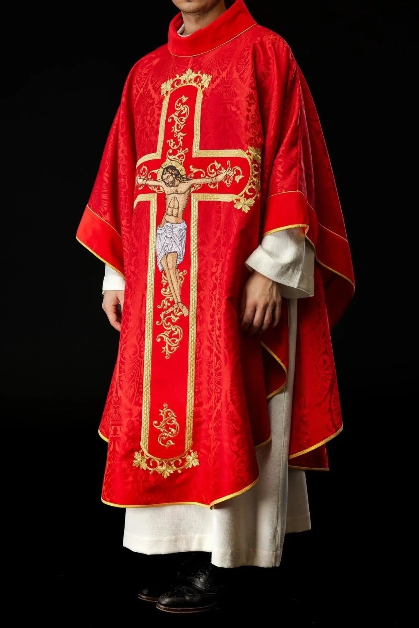 Casulla roja bordada con el patrón de Jesucristo