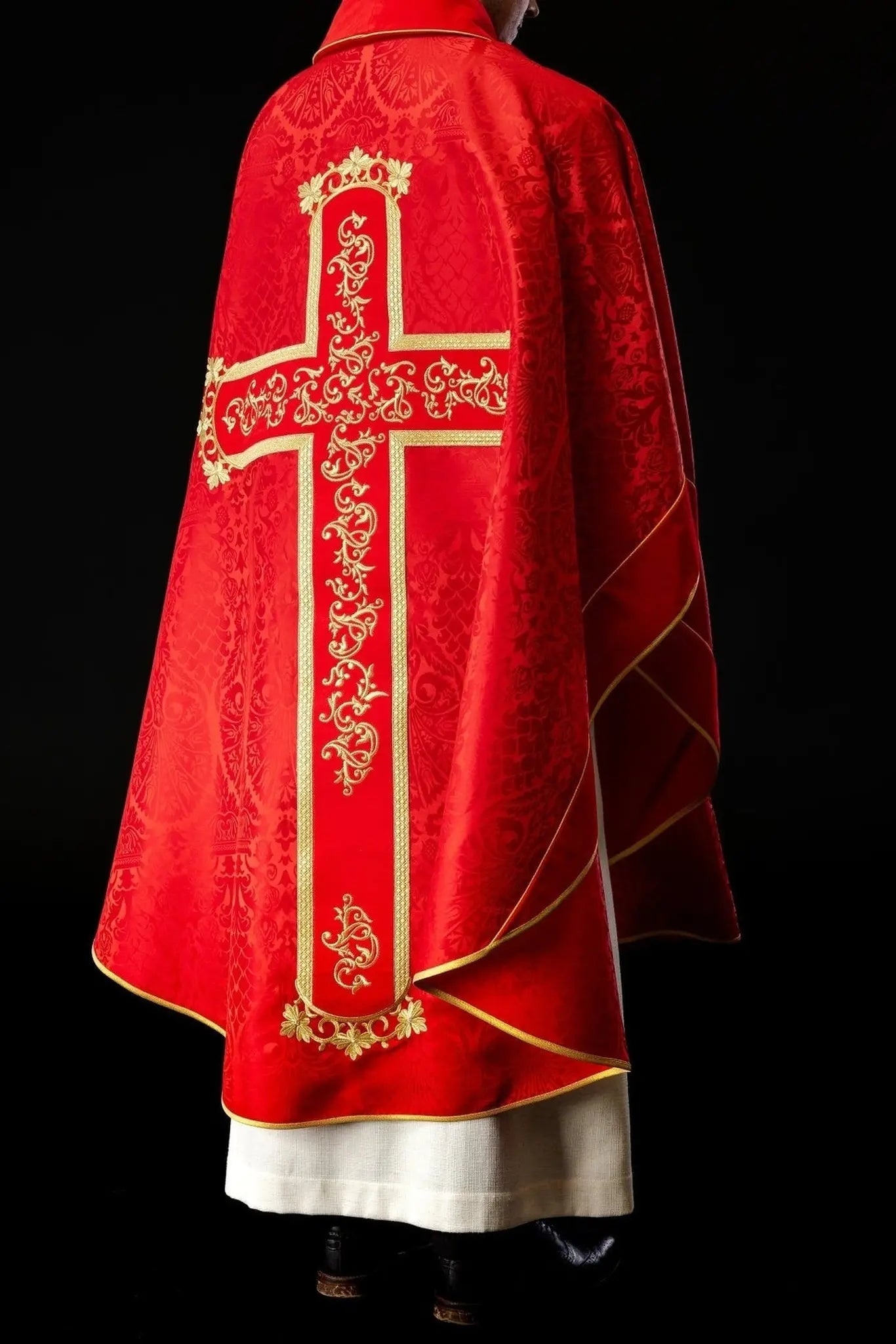 Casulla roja bordada con el patrón de Jesucristo