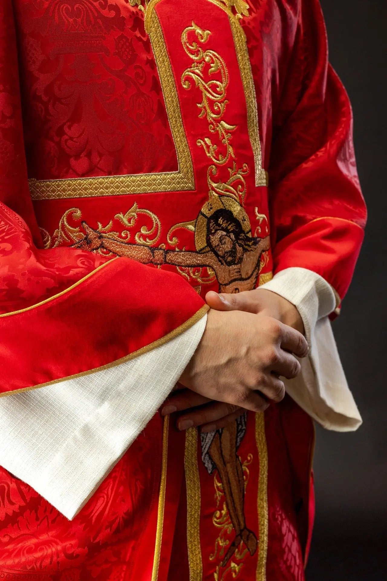 Casulla roja bordada con el patrón de Jesucristo