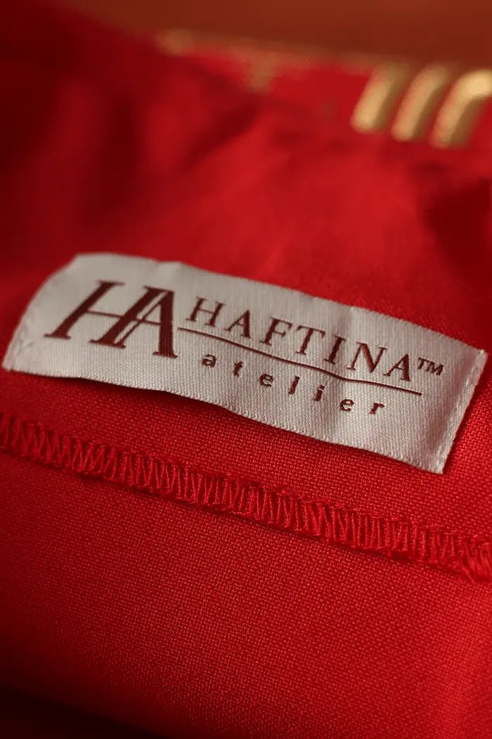 Casulla roja bordada con diseño de cáliz IHS