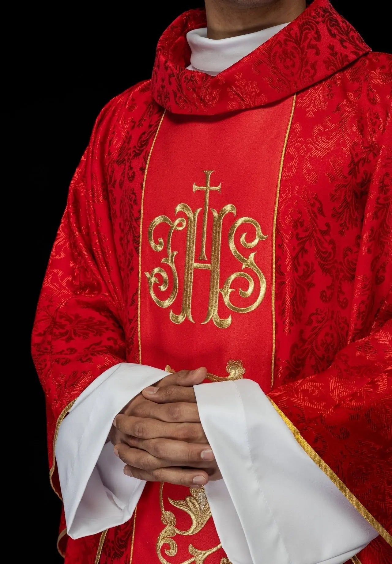 Casulla litúrgica roja con cinturón IHS ricamente decorado
