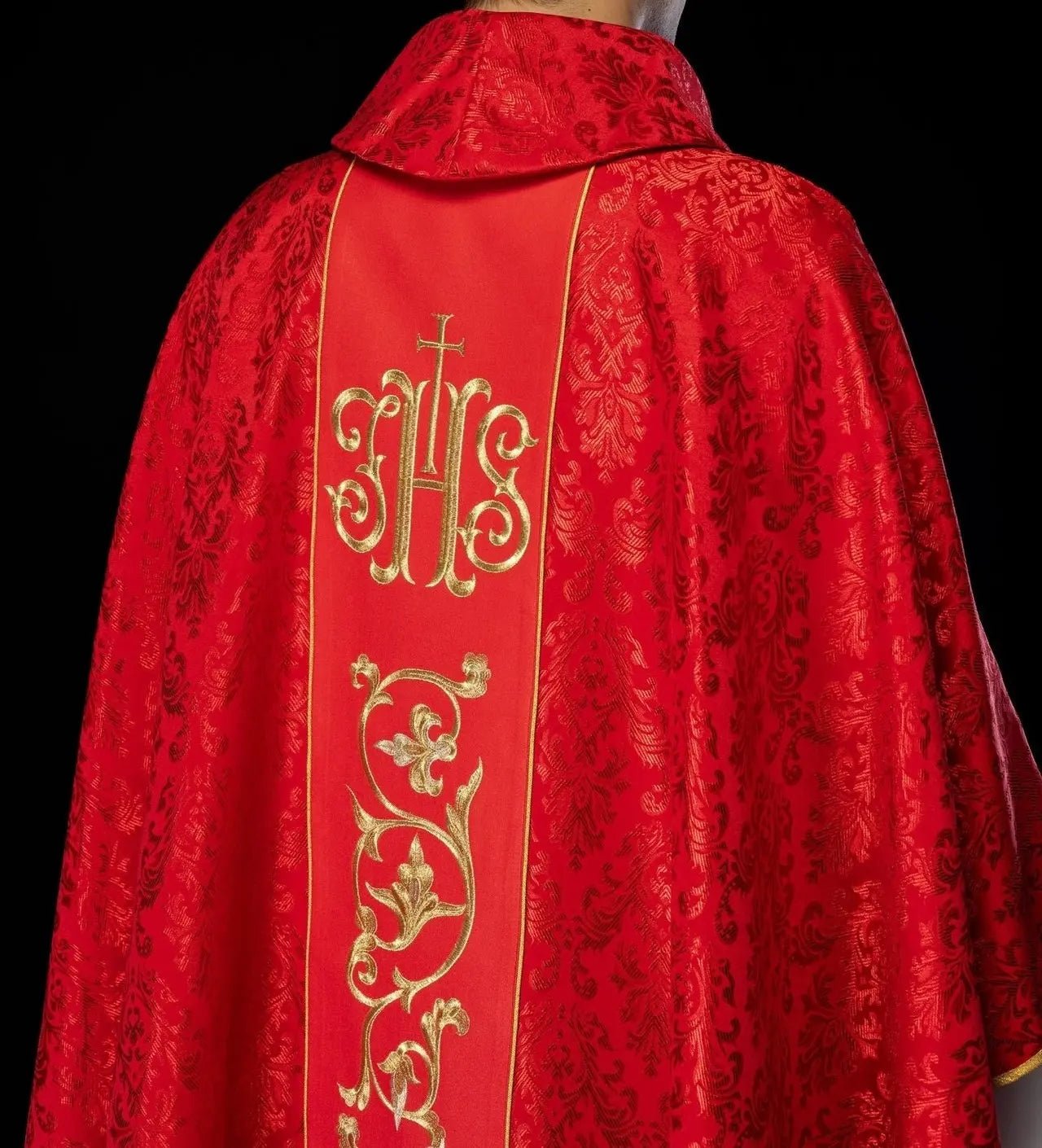 Casulla litúrgica roja con cinturón IHS ricamente decorado