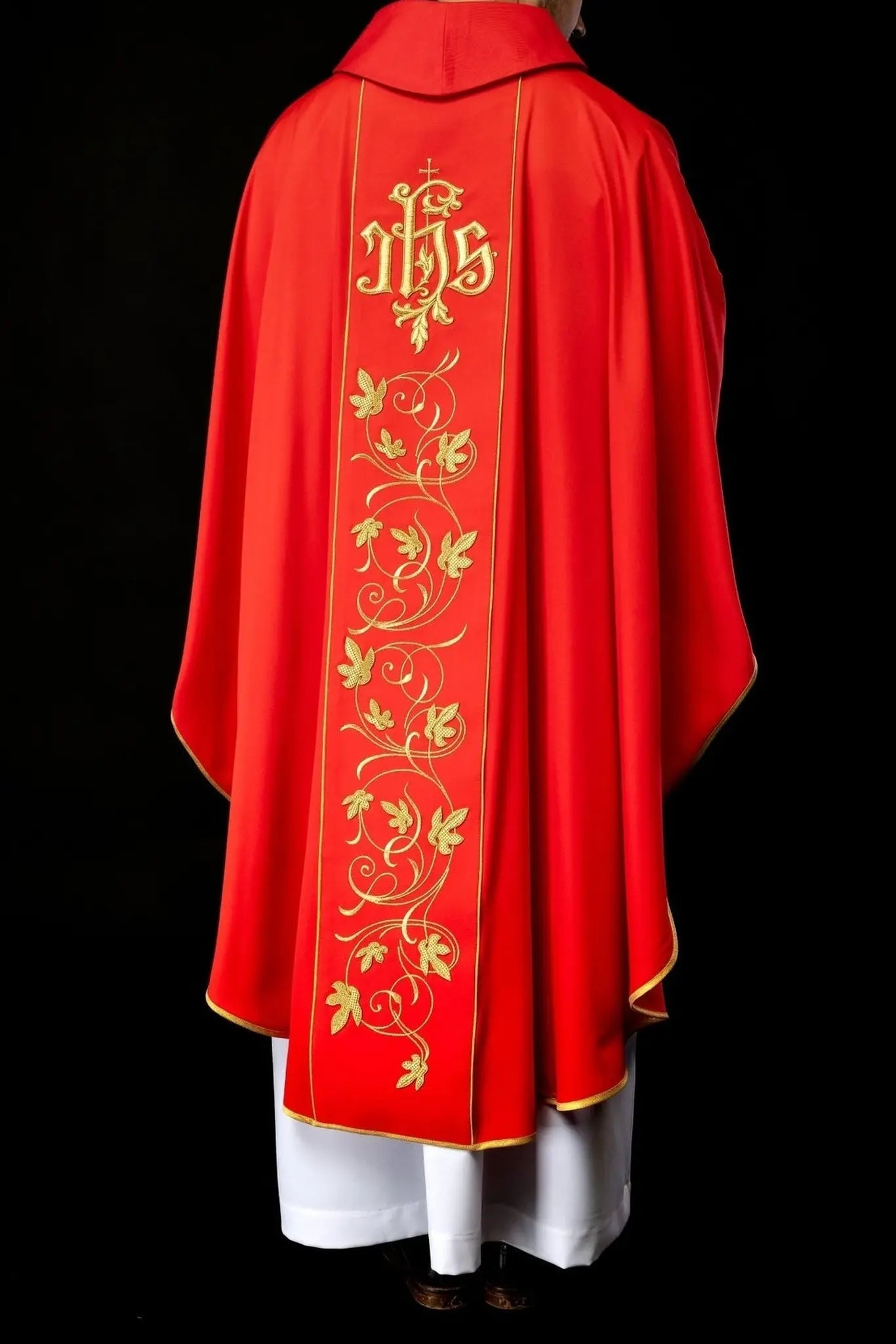 Casulla litúrgica roja con cinturón ricamente decorado con motivo floral e IHS