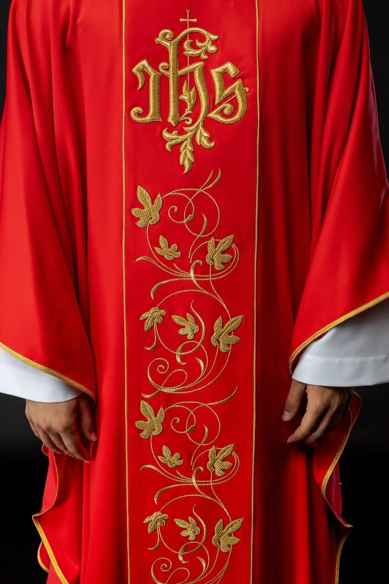 Casulla litúrgica roja con cinturón ricamente decorado con motivo floral e IHS