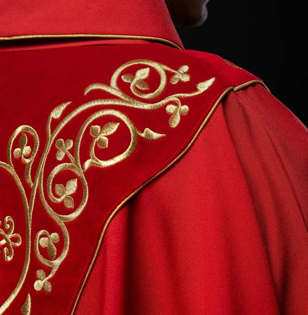 Casulla litúrgica roja decorada con bordados en terciopelo