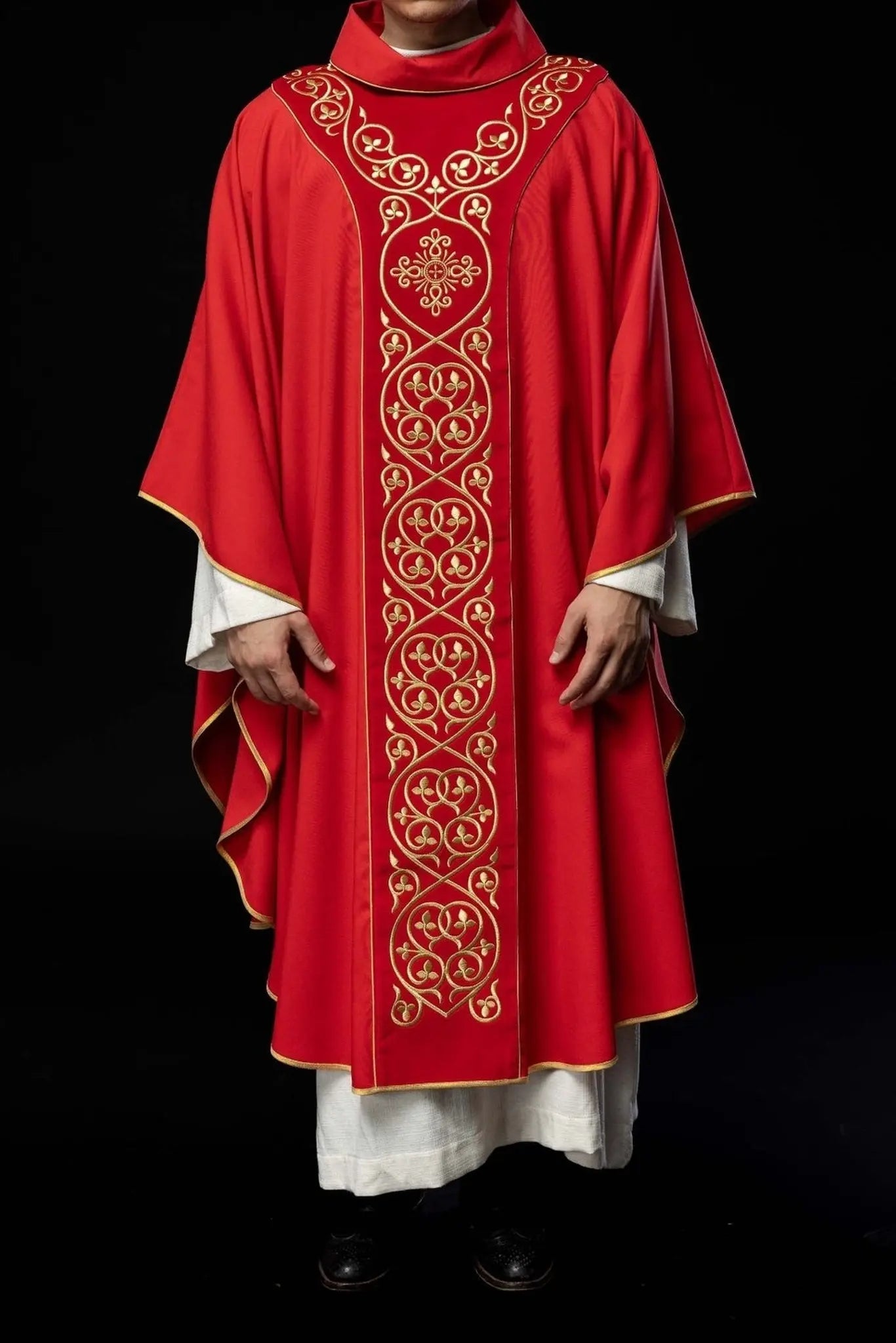 Casulla litúrgica roja decorada con bordados en terciopelo