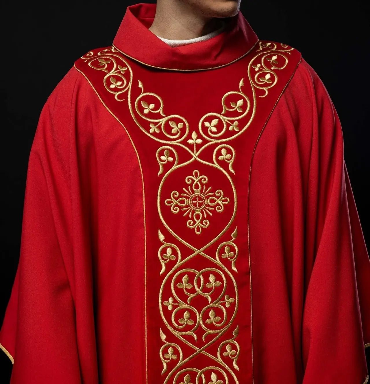 Casulla litúrgica roja decorada con bordados en terciopelo