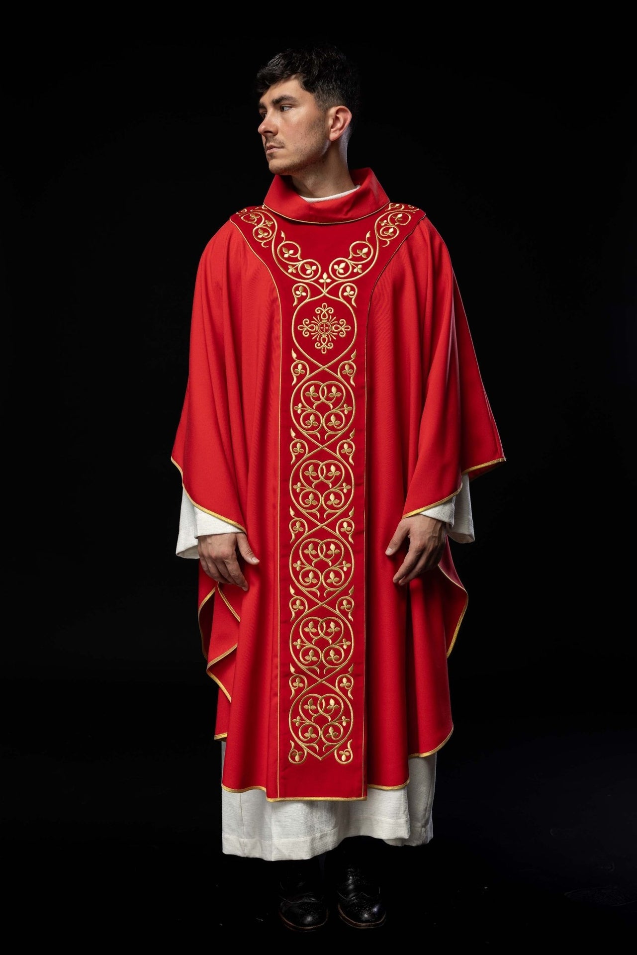 Czerwony ornat liturgiczny zdobiony haftem na aksamicie