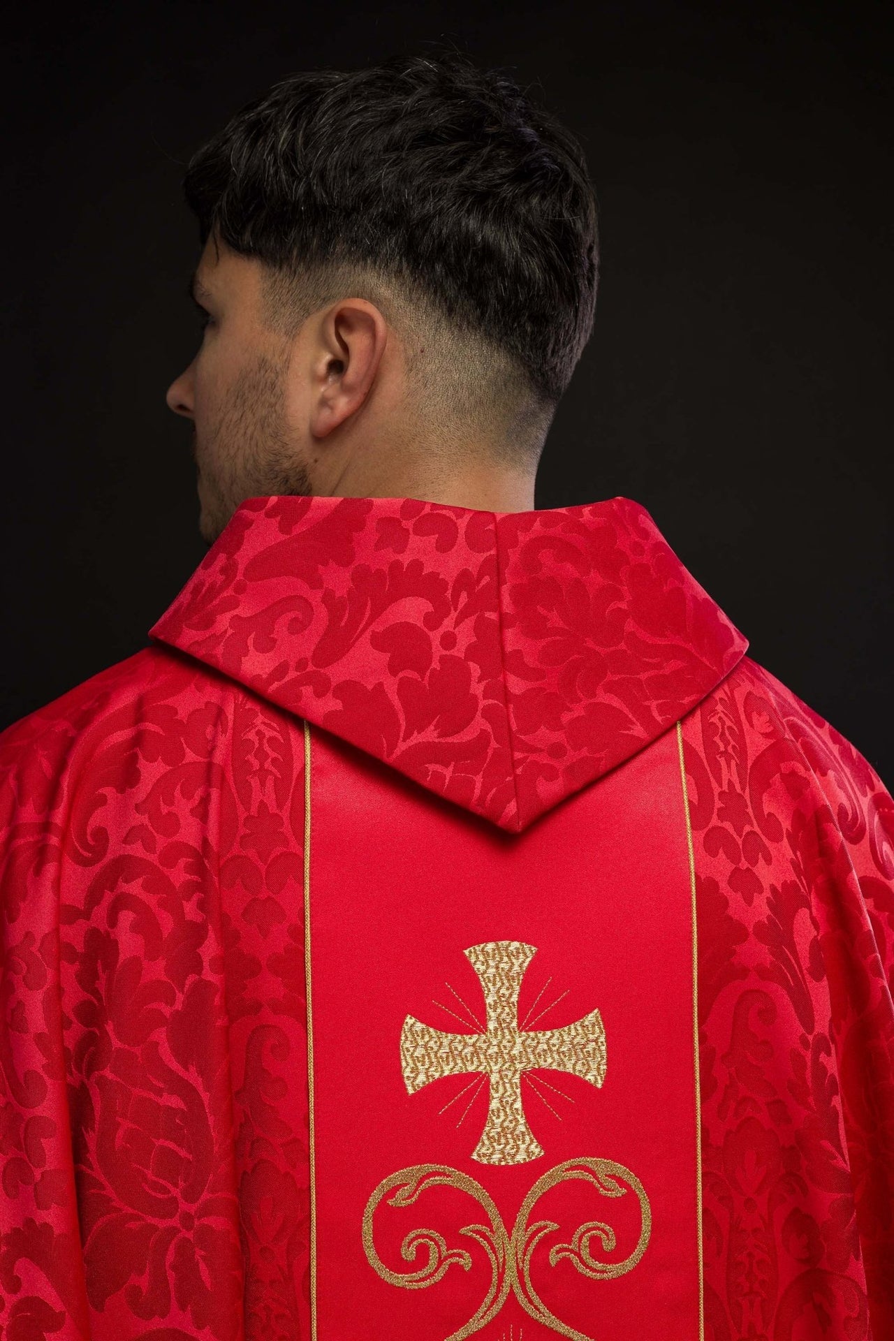 Czerwony ornat liturgiczny zdobiony haftowanym pasem