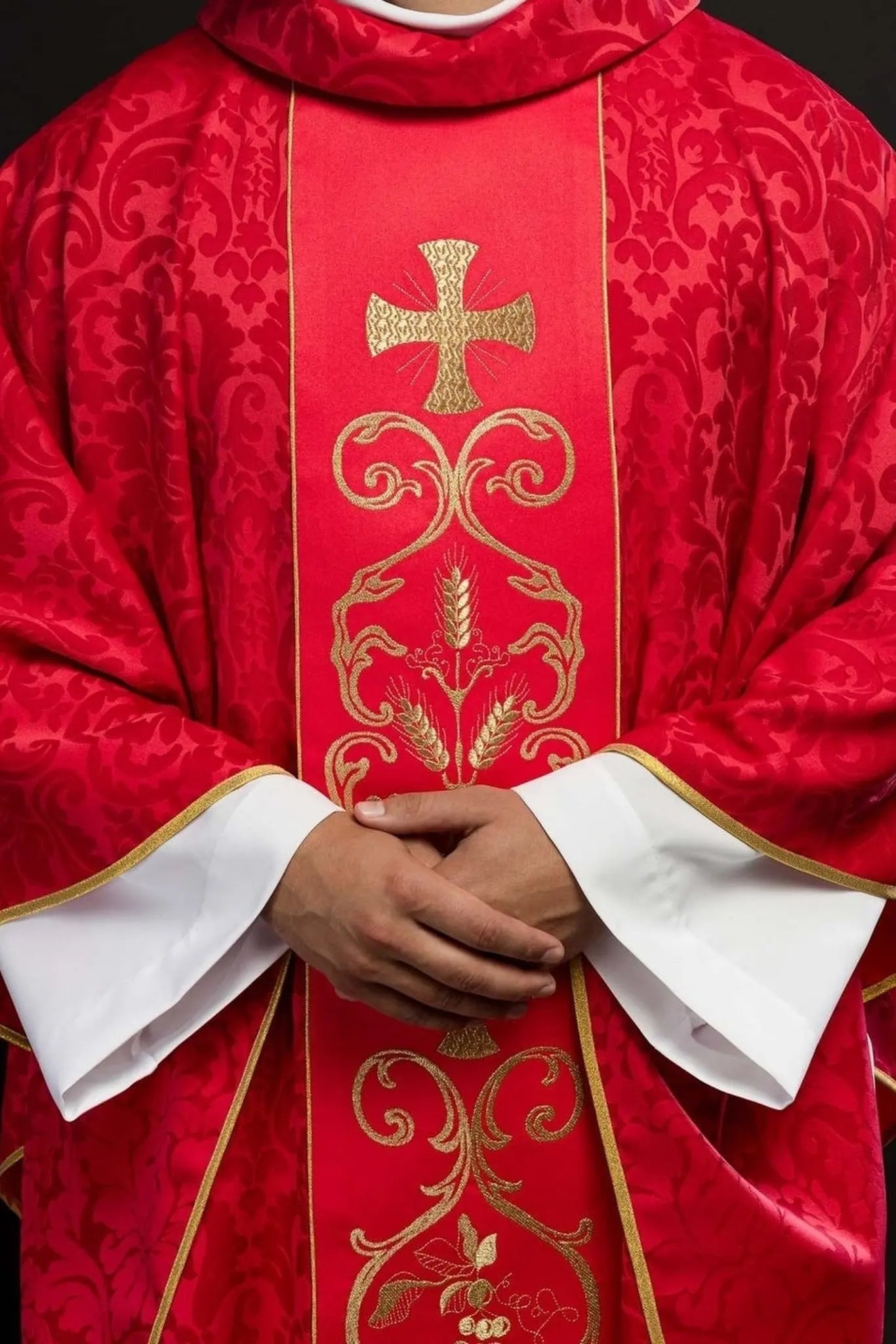 Casulla litúrgica roja decorada con cinturón bordado