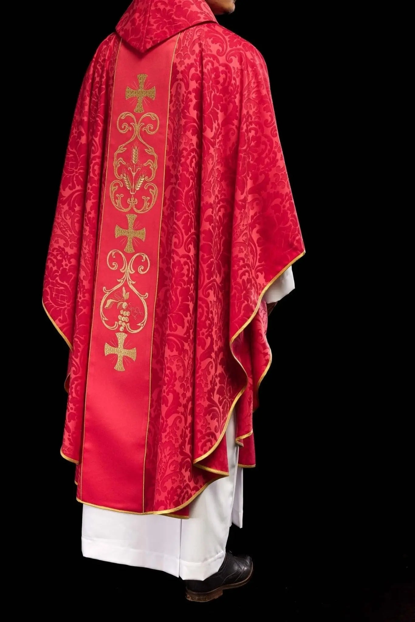 Casulla litúrgica roja decorada con cinturón bordado