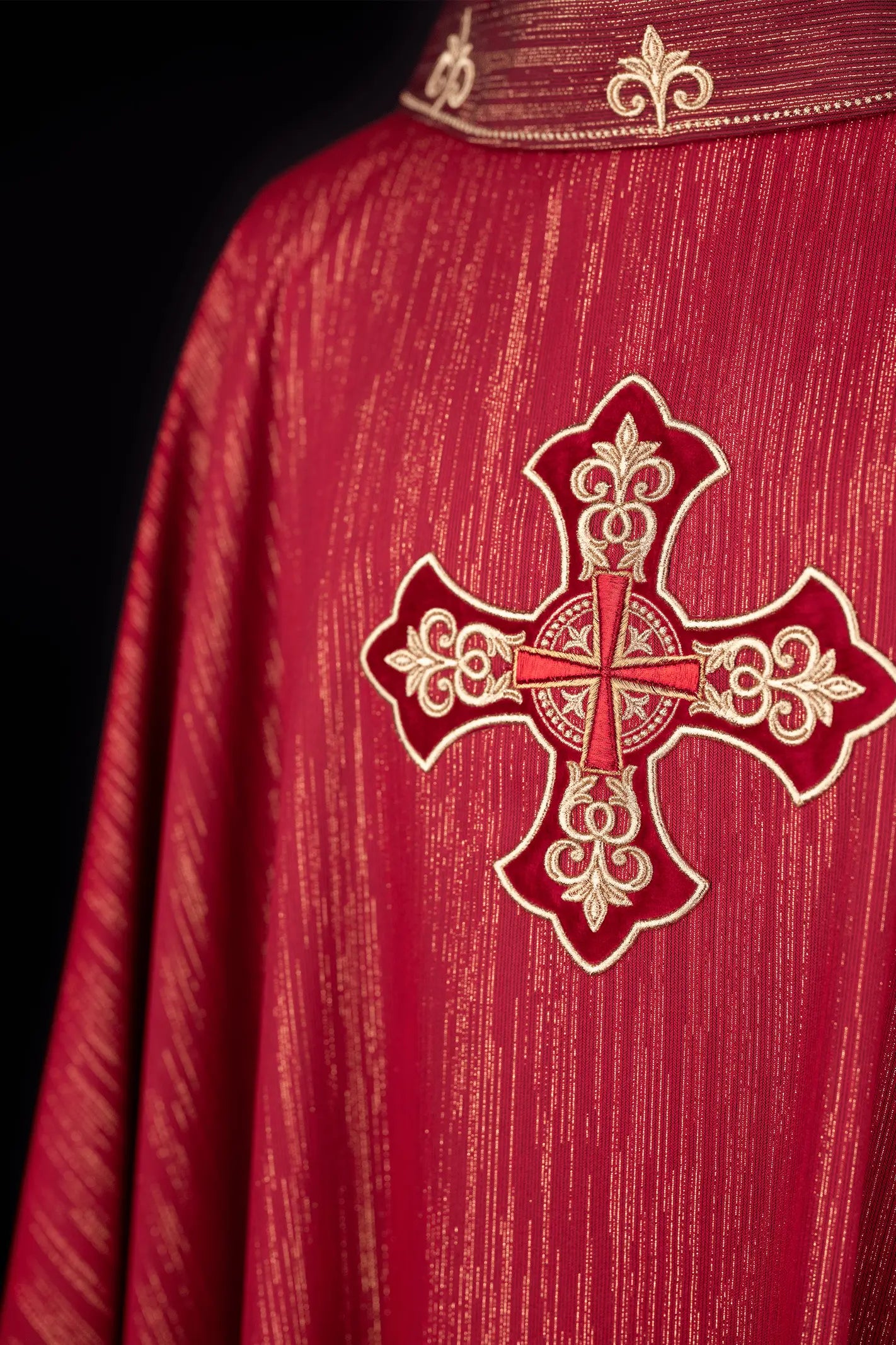 Casulla roja con cruz ricamente bordada y cuello decorado