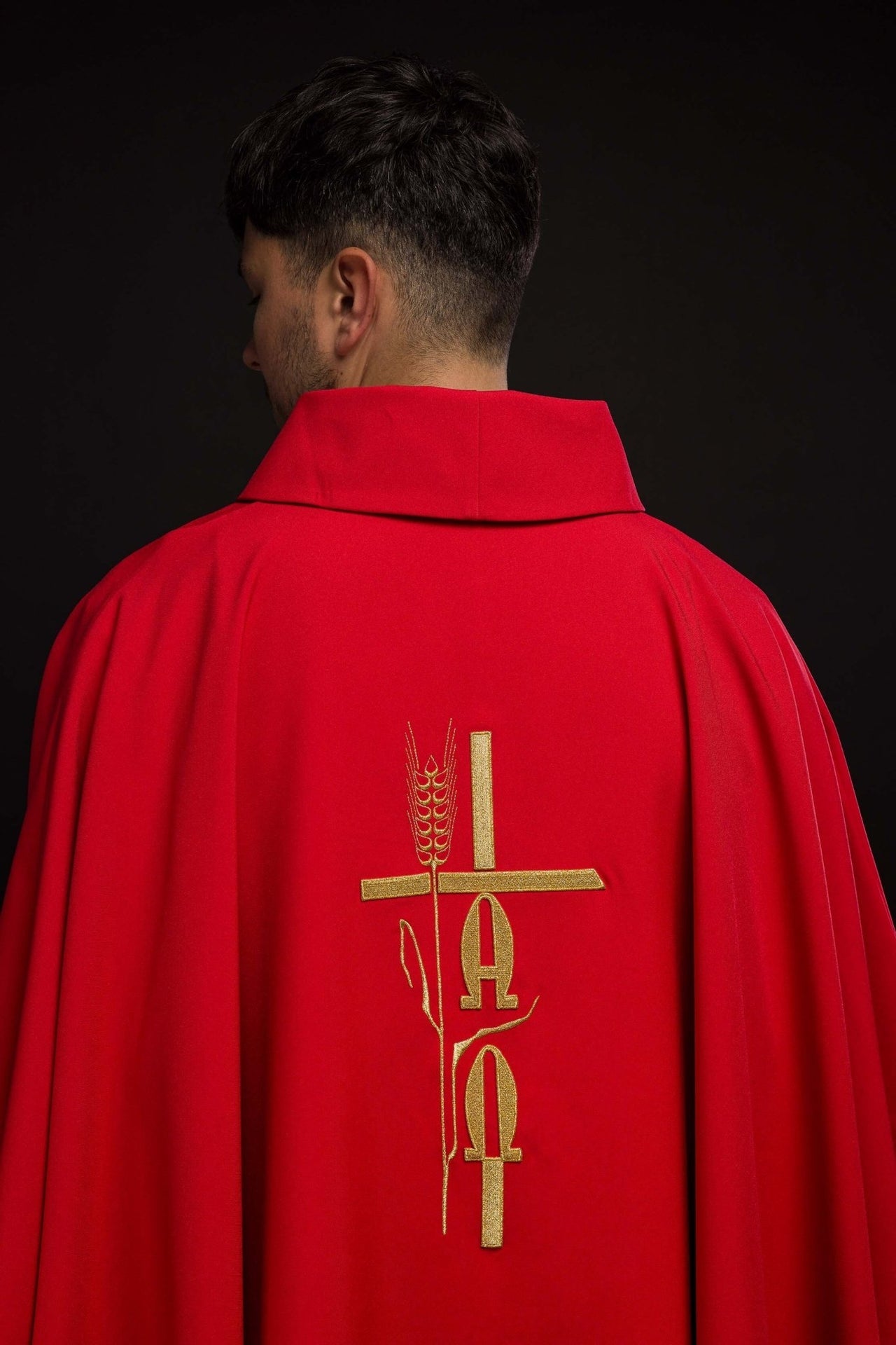 Czerwony ornat z haftem Alfa Omega