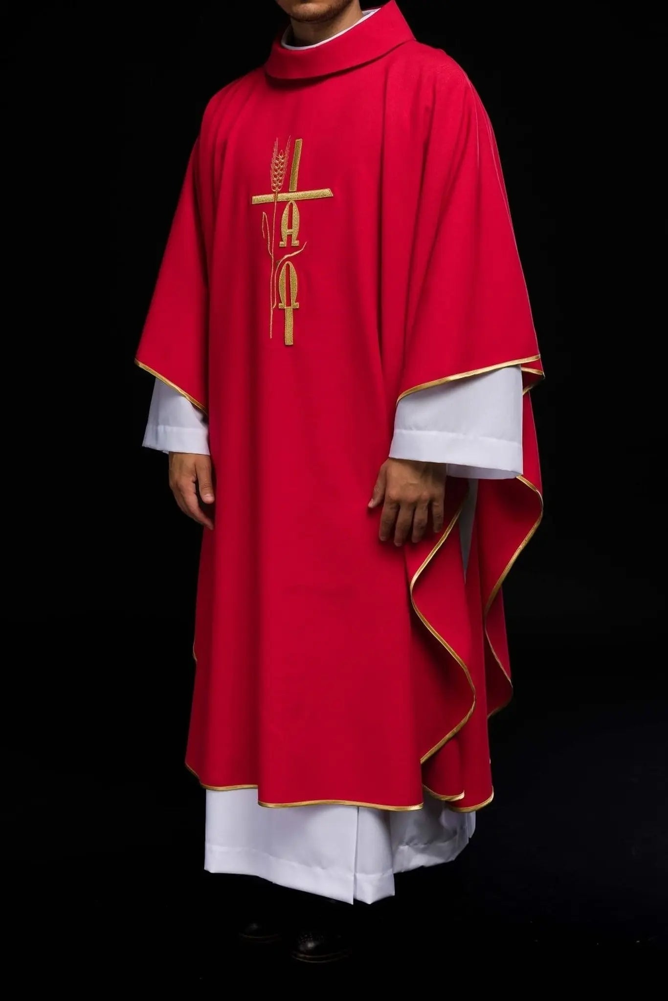 Casulla roja con bordado Alfa Omega
