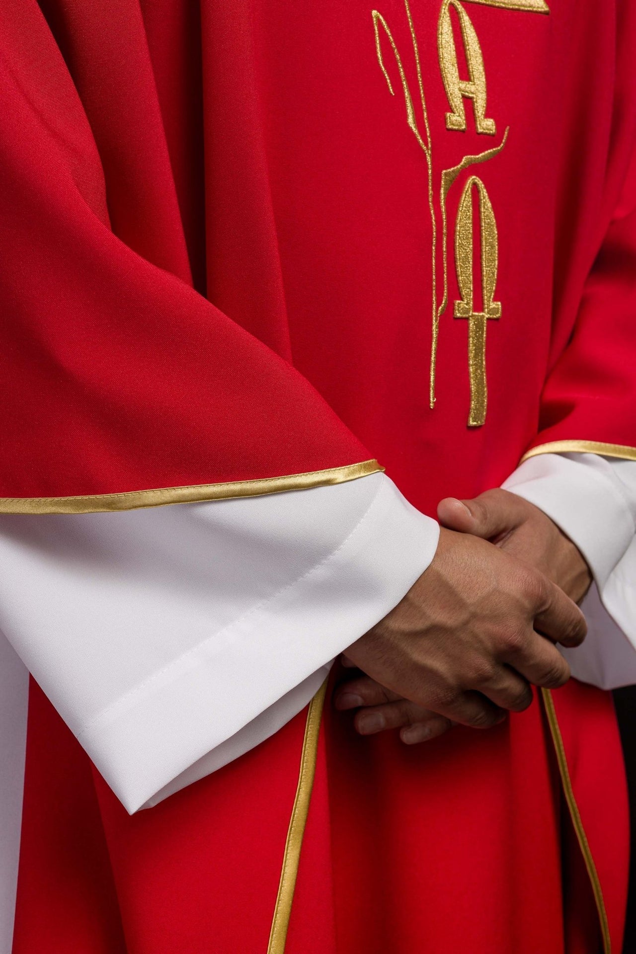 Czerwony ornat z haftem Alfa Omega