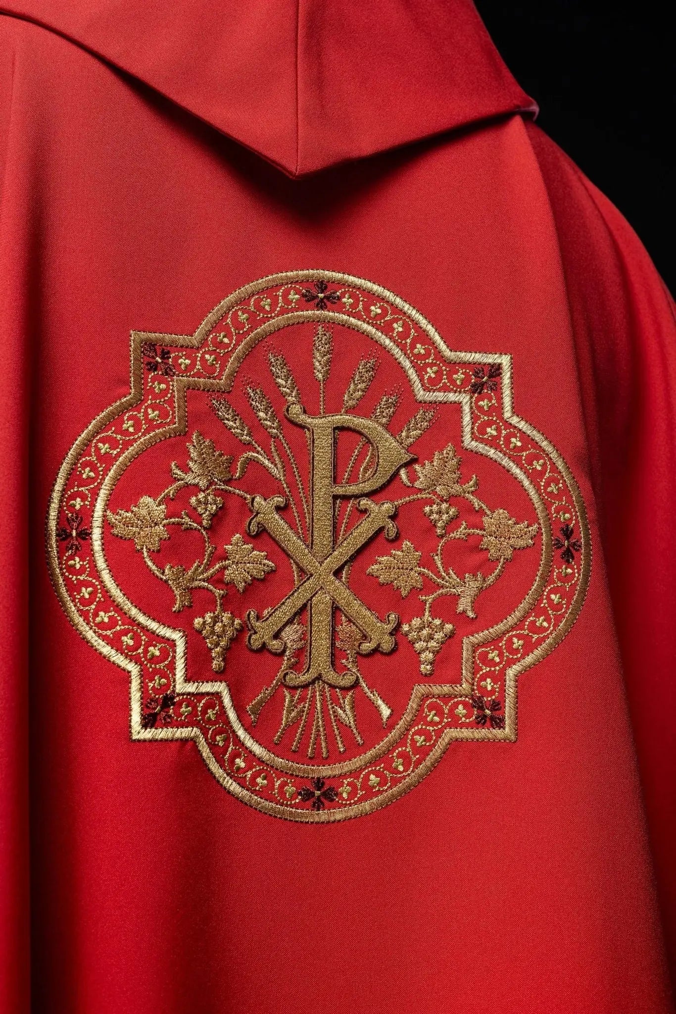 Casulla roja con bordado IHS y PAX