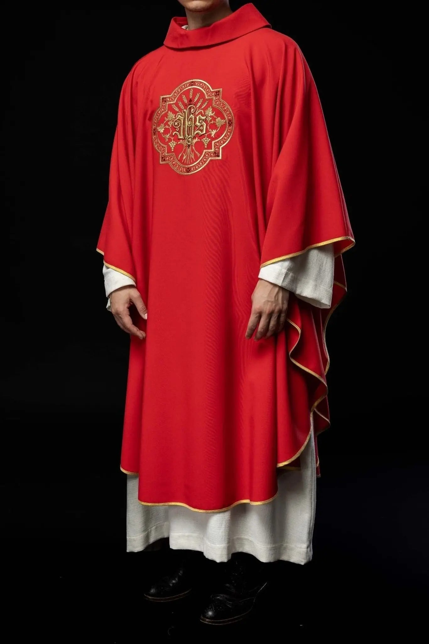 Casulla roja con bordado IHS y PAX