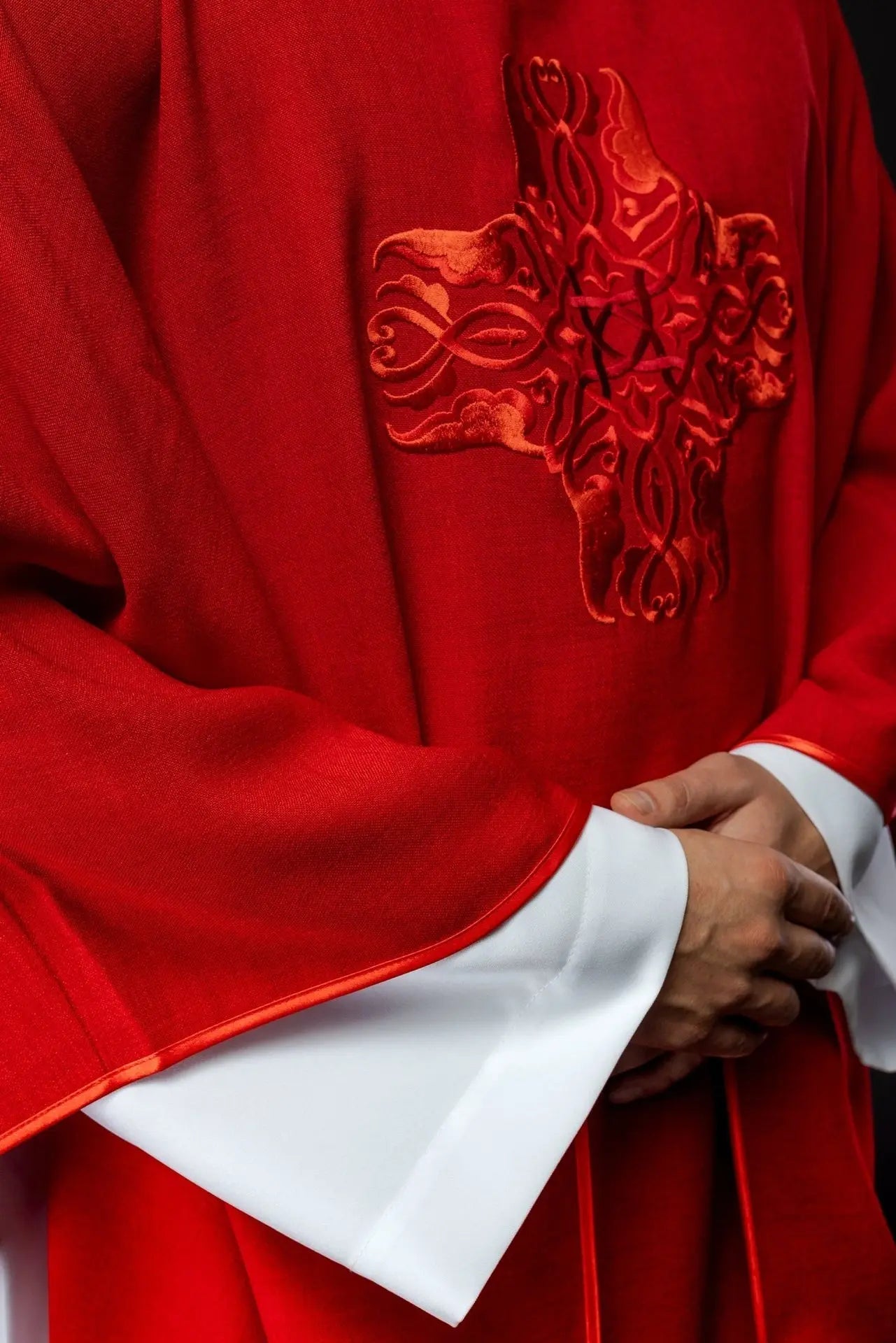 Casulla roja con bordado de la Cruz