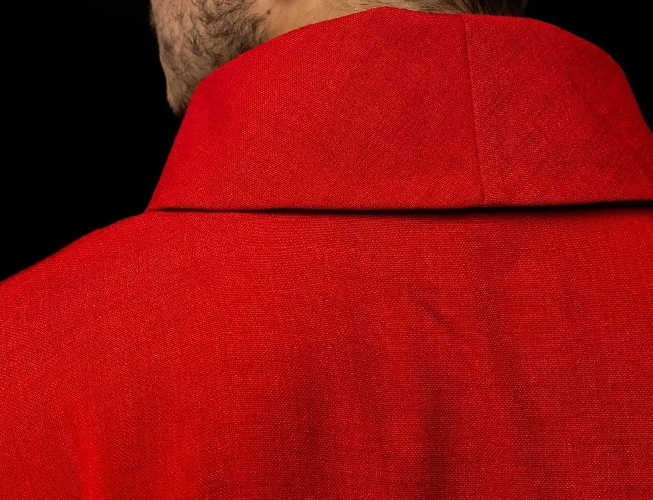 Casulla roja con bordado de la Cruz