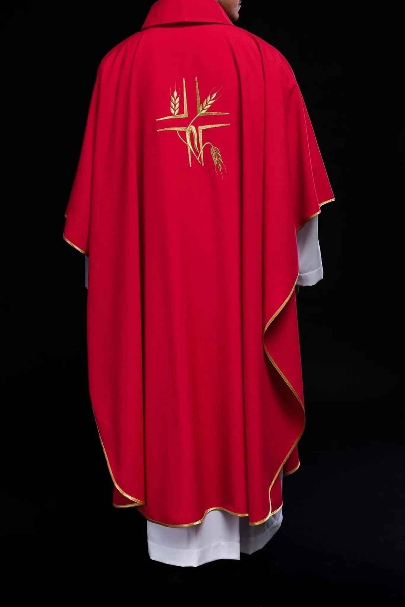Casulla roja con bordado de la Cruz y Espigas