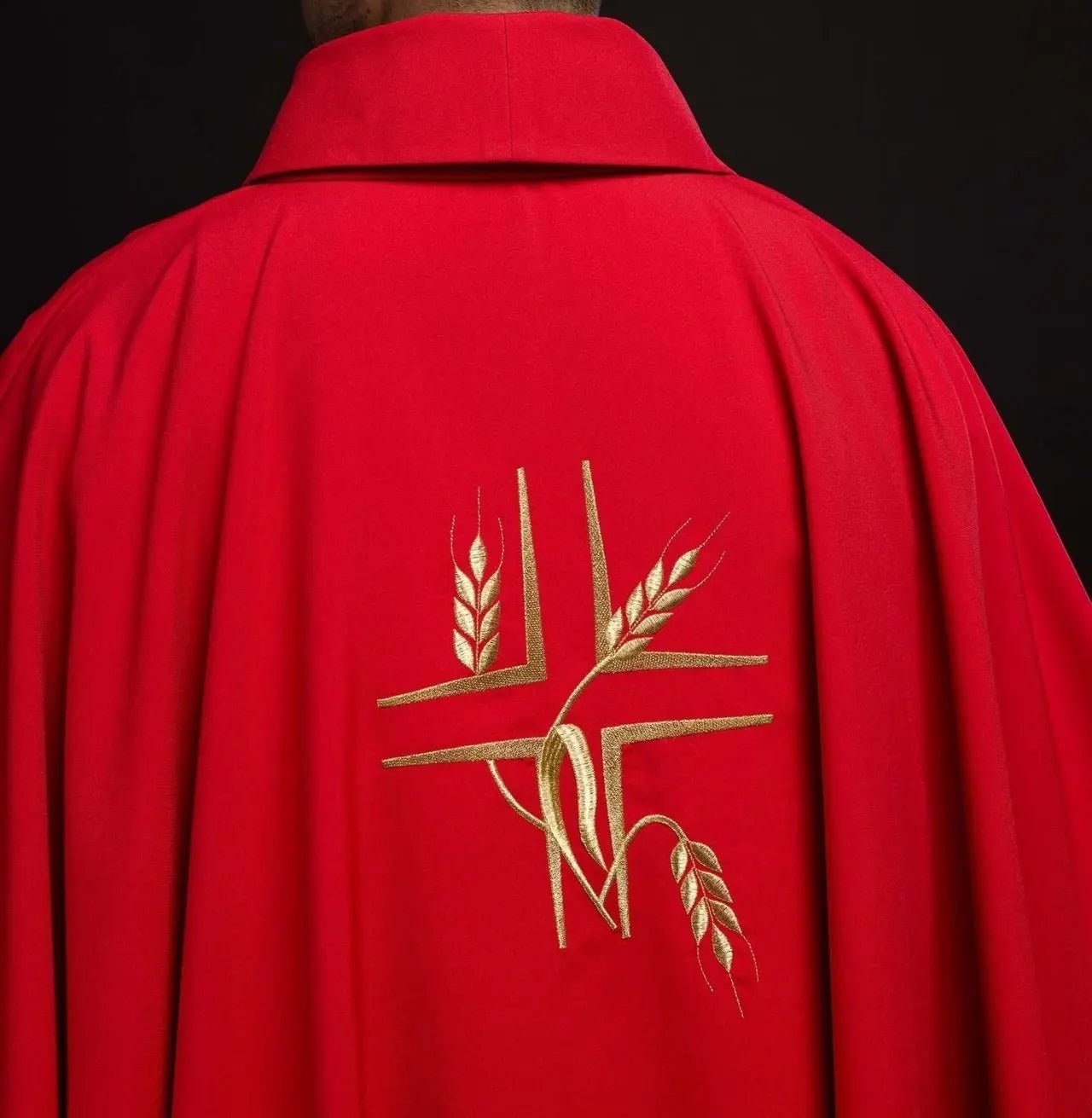 Casulla roja con bordado de la Cruz y Espigas