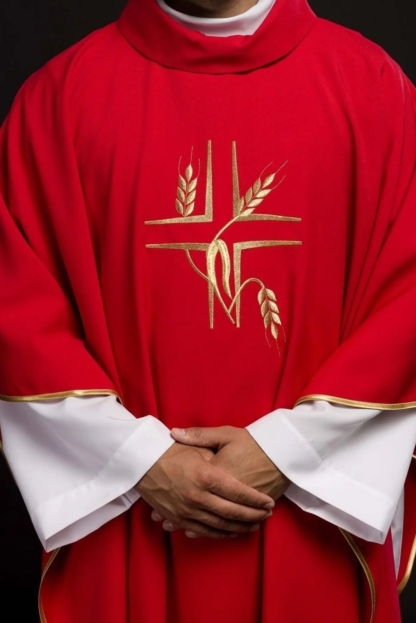 Casulla roja con bordado de la Cruz y Espigas