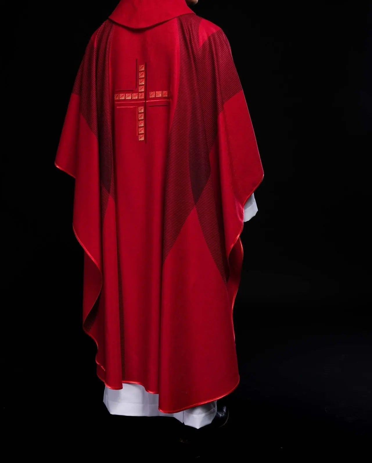 Casulla roja con cruz