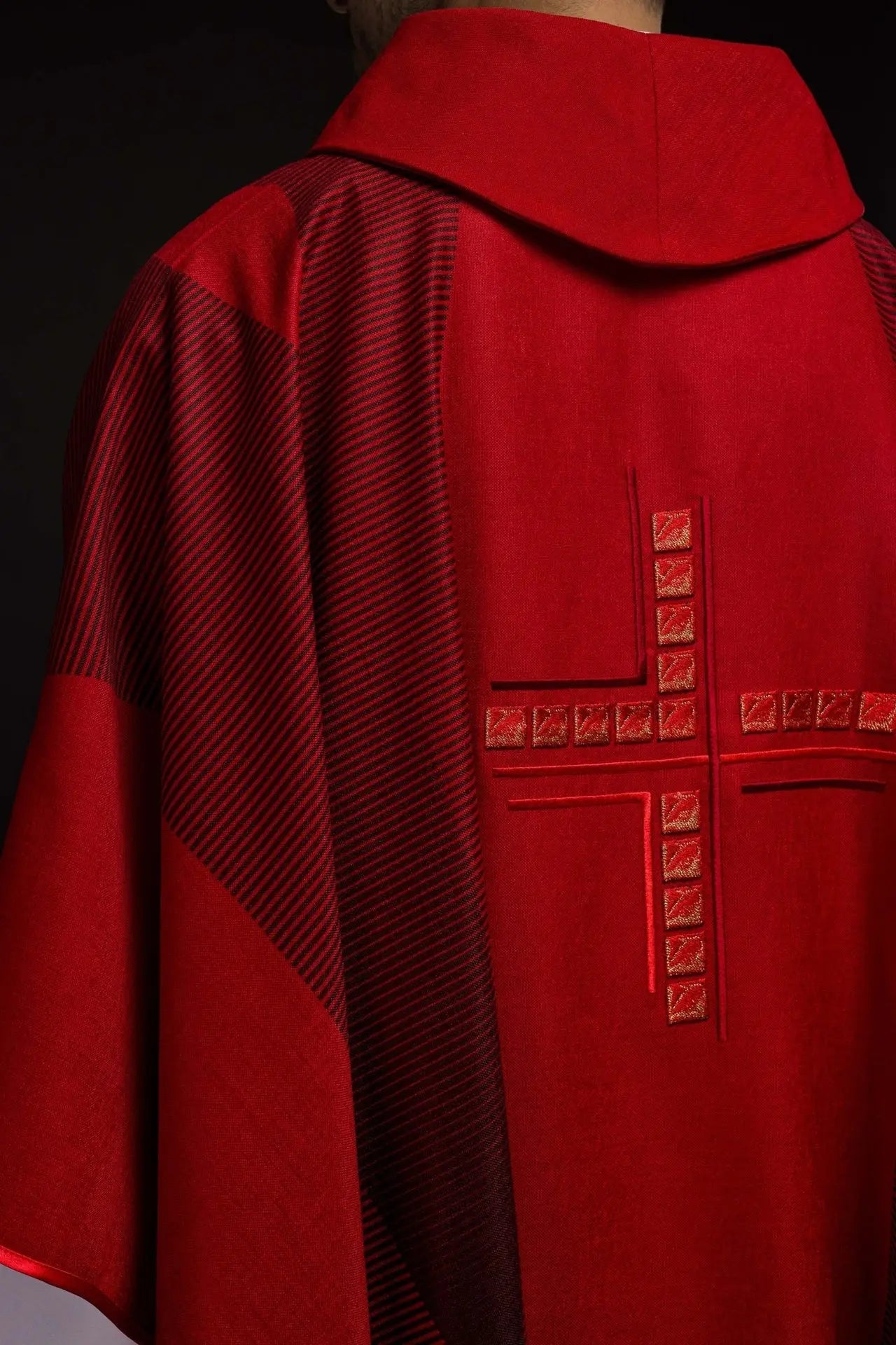 Casulla roja con cruz