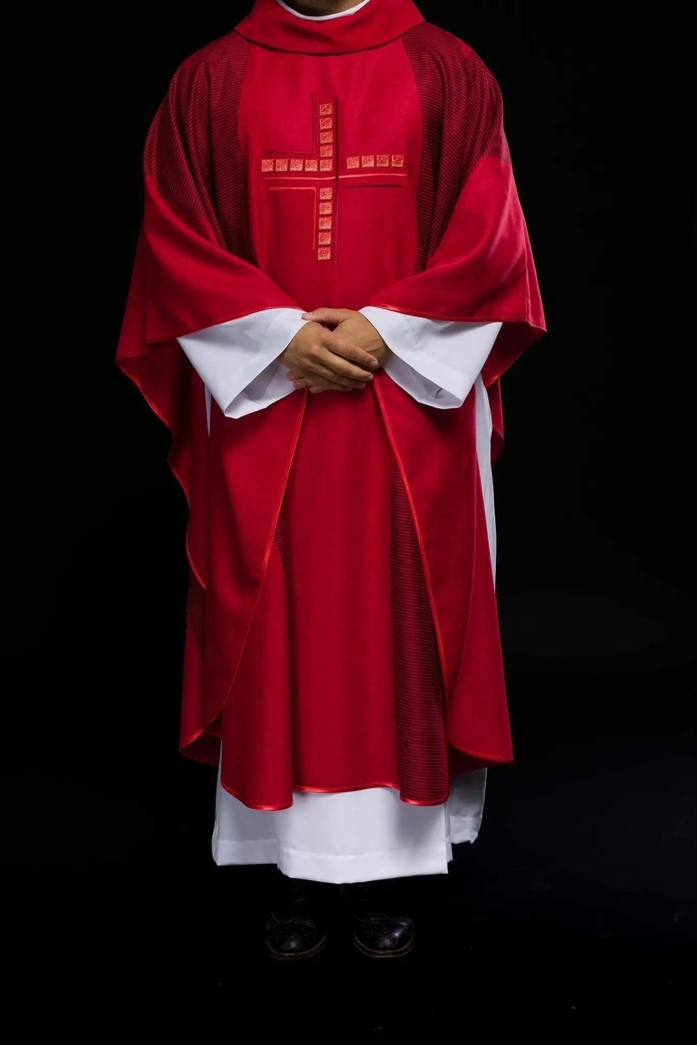 Casulla roja con cruz